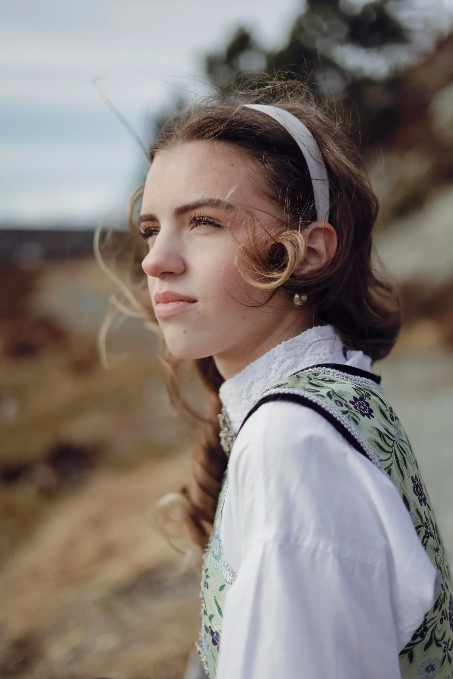 bildet av konfirmant i bunad