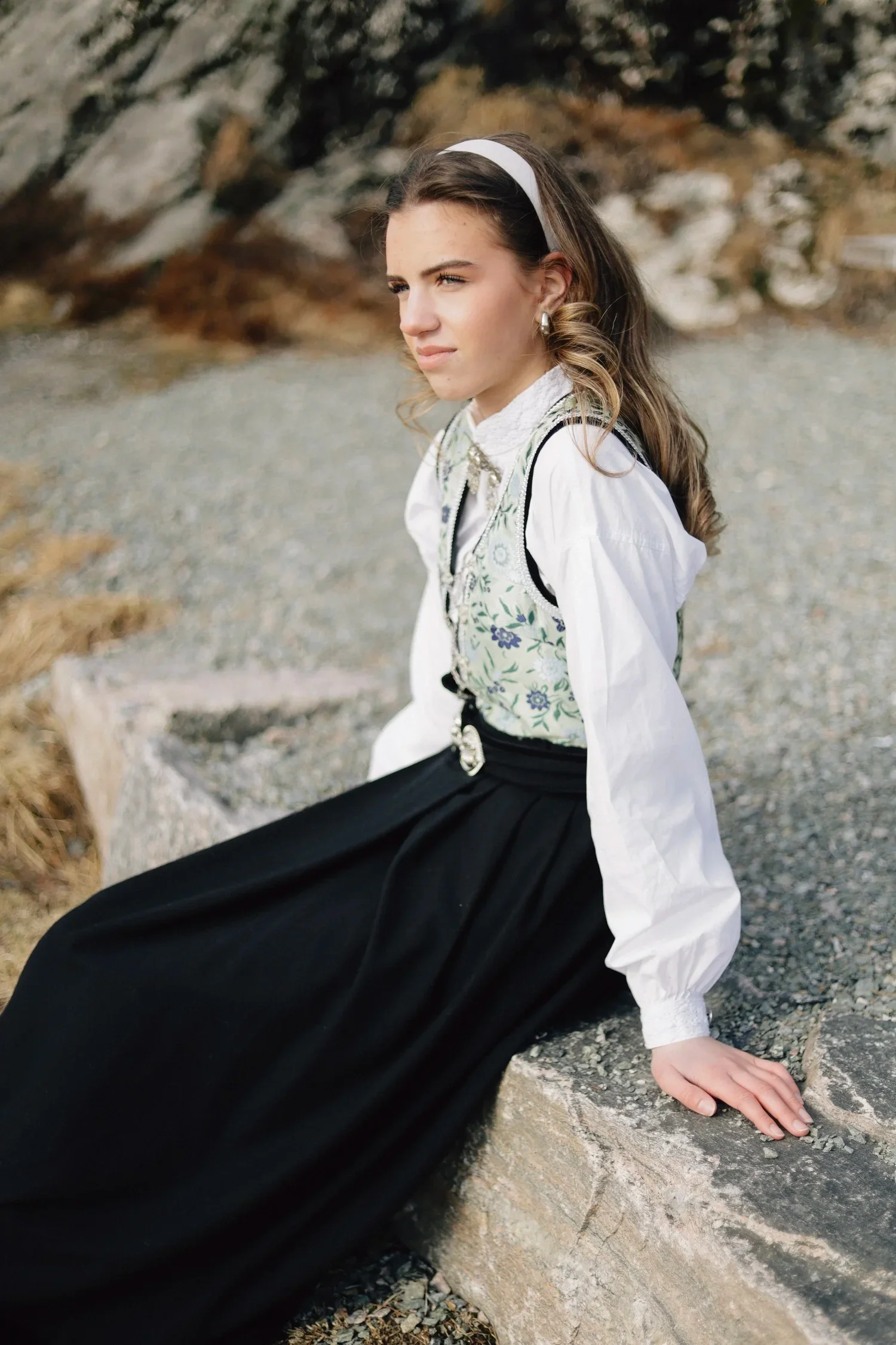 portrett av konfirmant i naturlige lys på Aksla i Ålesund