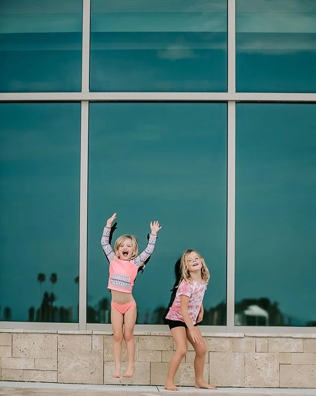 Sisters or cousins? It&rsquo;s hard to tell. These two giggly girls are Florida girls all the way. 🌺🌴💦Swimsuits and bare feet is their wardrobe of choice! .
.
.
#erikareinerphotography #flogrown #floridalife #florida #floridabeaches #newsmyrnabeac