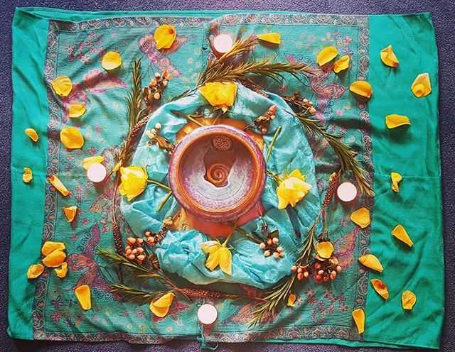 I place on the altar of dawn:
The quiet loyalty of breath,
The tent of thought where I shelter,
Waves of desire I am shore to
And all beauty drawn to the eye.
💘
May my mind come alive today
To the invisible geography
That invites me to new frontiers,
To break the dead shell of yesterdays,
To risk being disturbed and changed.
💘
May I have the courage today
To live the life that I would love,
To postpone my dream no longer
But do at last what I came here for
And waste my heart on fear no more.
💘
John O’Donohue
•
•
•
📸: exquisite altar & image from OneSpirit Interfaith Minister, @oconnortreacy 🙏🙌😍🥰