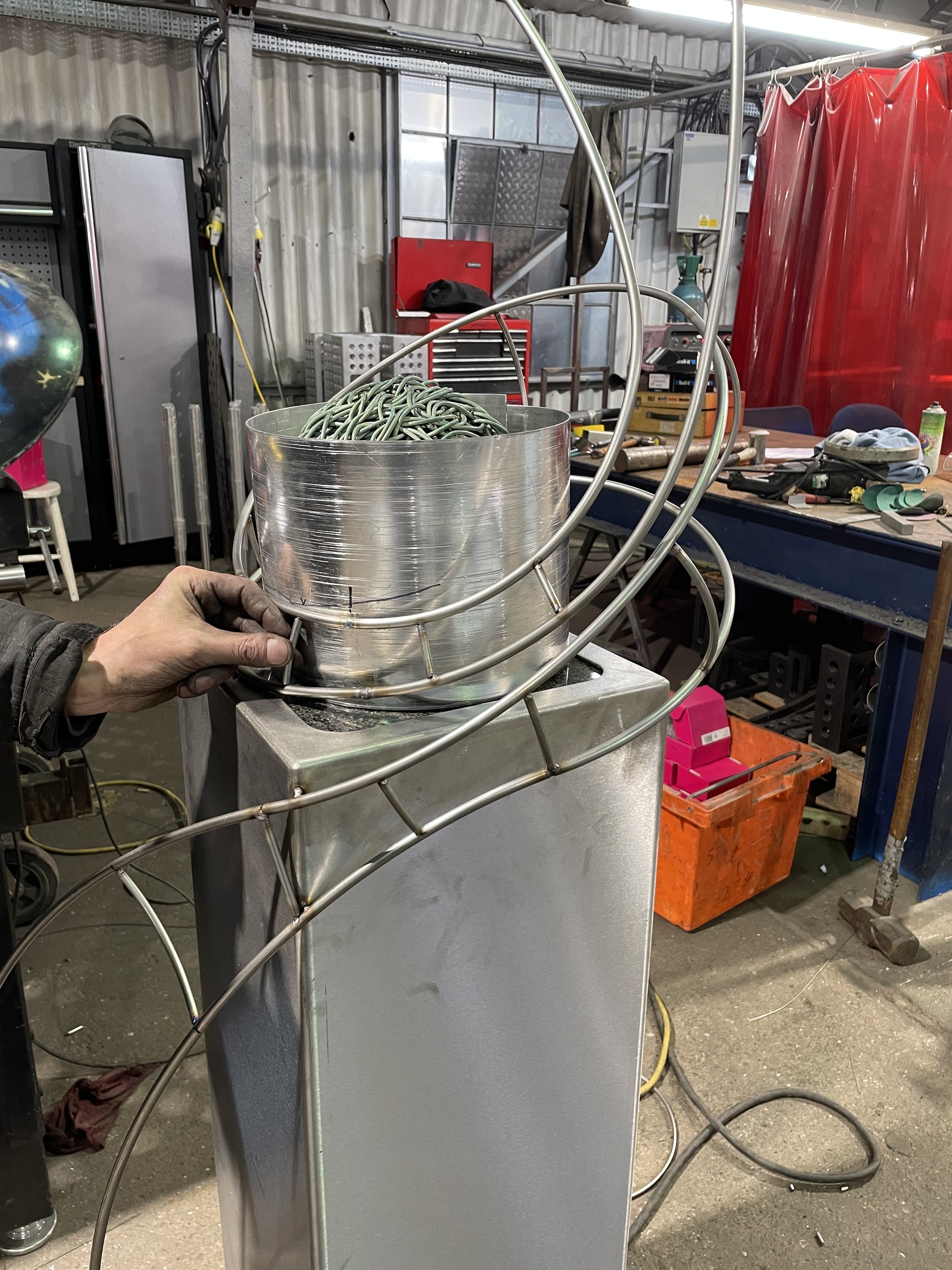 Fabricating the woven wrap-around form