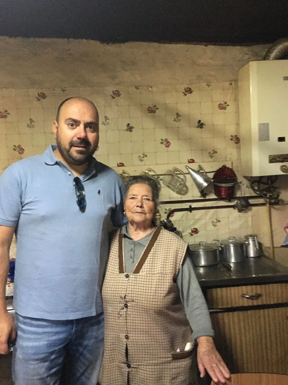 Ao lado de uma grande Senhora! Obrigado avó Maria por tudo o que me tem ensinado. Toda a vida a cozinhar para a família de uma forma singular! Tenho a maior sorte do mundo, quando posso lá estou eu em Alfândega da Fé. 