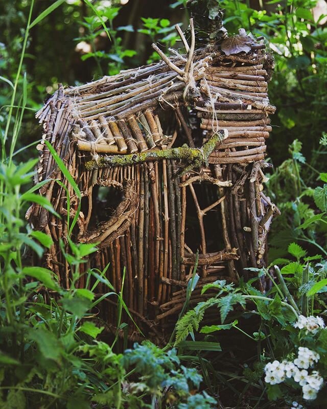 Stick house made with foraged Willow, Ivy, Bramble, Lavender, Plane and other mixed plant materials. The structure is completely held together with twine. Beautiful detail shots from @carolinehw.
#fairyhouse #fairies #stickhouse #craft #ivy #willow #