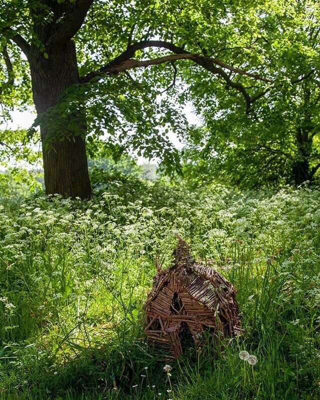Cow Parsley haze. 🌞🌞🌞
Photography @carolinehw 
#fairies #fairyhouse #cowparsley #glade #stickhouse #magic #craft #handmade #foraged #landart #naiveart #witchcraft #pagan #elves