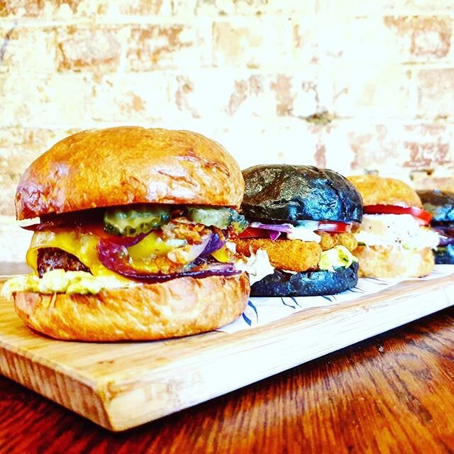 #BURGERNIGHT!!! It&rsquo;s all in the details. Dill pickled cucumbers, caramelised red onion, crispy@shallots,
Soft activated charcoal brioche buns. Made to order. Come support local and indulge yourself in delicious clean food, fast. From 6pm #burge