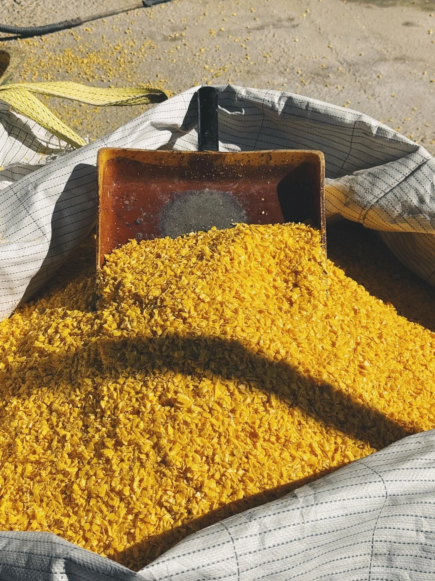 It&rsquo;s been on the list for a while and today we finally made it over to Ras Al Khaimah to see @chinaradarwish in action crafting her recycled plastic creations.
Design is ultimately about finding solutions to challenges and that&rsquo;s exactly 