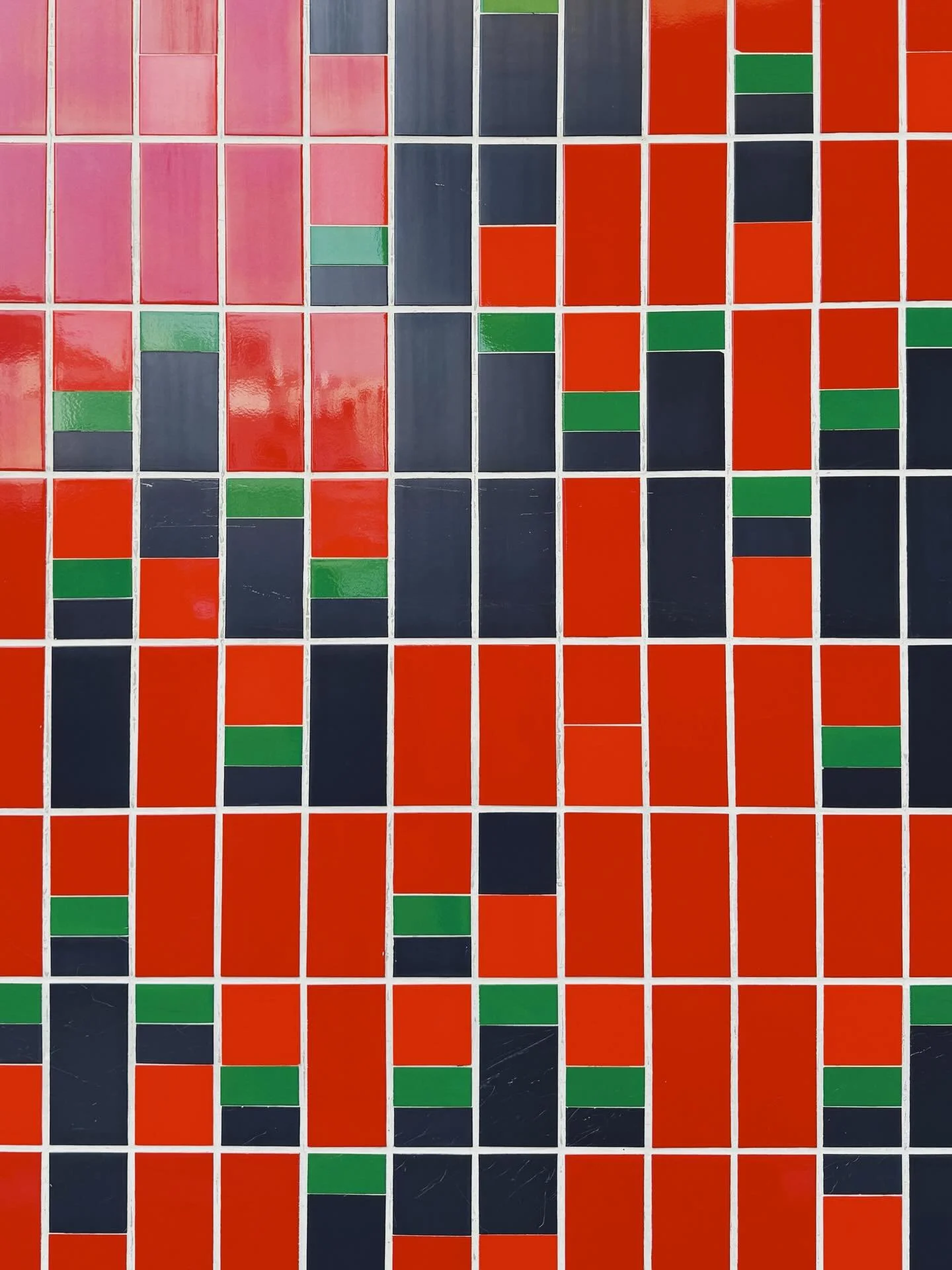 Life patterns and color overlaps thanks to downtown Abu Dhabi wanderings &amp; @abudhabicf 
One is a building and one is art, or both are buildings and both are art? Not sure, but we love.