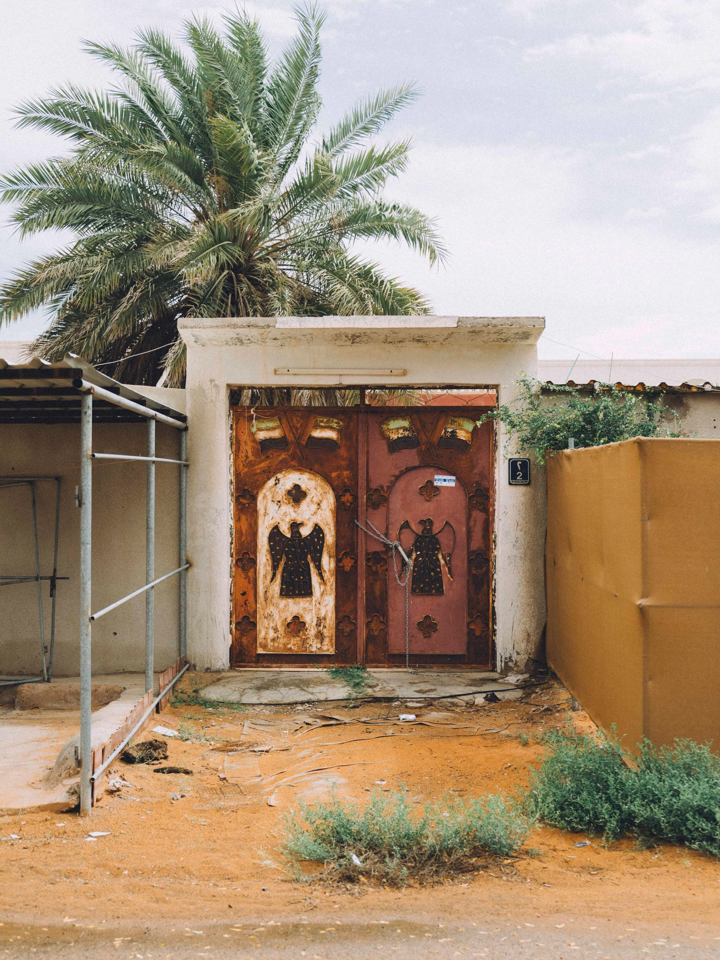 It&rsquo;s been a minute since we posted a Sha&rsquo;bi gate, so here we are. From a cloudy day in Al Ain when we were definitely not door-hunting but had to sieze the opportunity as we passed by. 
So damn pretty.