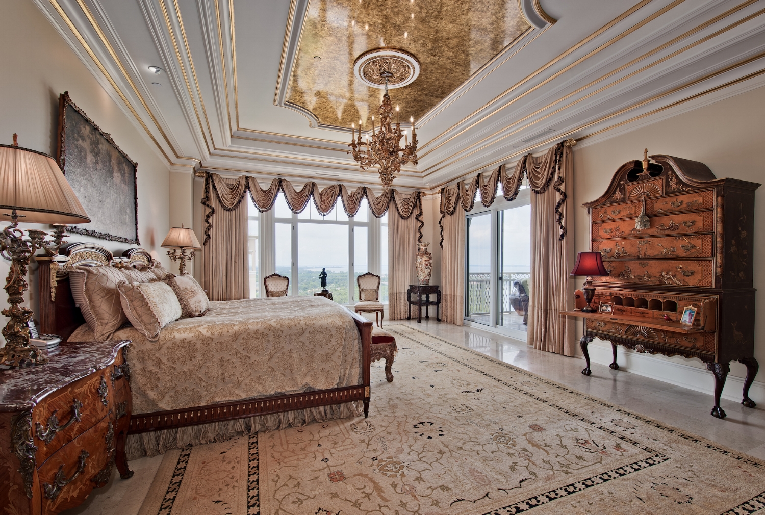  In this master bedroom the crown molding was gilded in selected areas and antiqued with a glaze. The ceiling was gilded and decoratively glazed. 