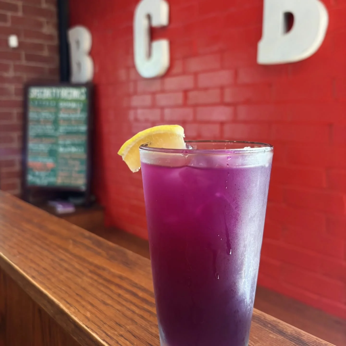 Purple Dream
A refreshing purple tea made with butterfly pea extract, lime, and lemongrass, poured over lemonade and ice.