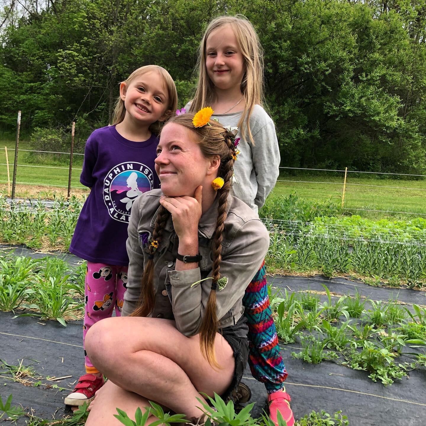 Swipe to see what happens when you visit our farm. 💚

#flowercrown #flowercrowns #flowers #flowersofinstagram #edibleflowers #kidsbraids #kidsgardening #kidsinnature #flowerfarm #flowerfarming #flowerfarmer #farmher #locallygrown #gardeniagrown