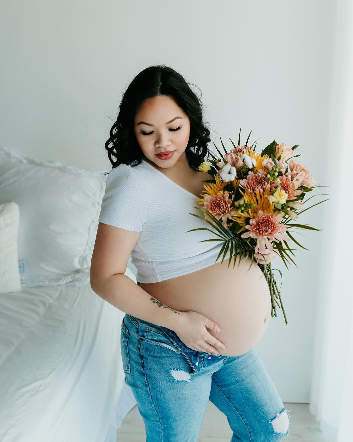 Gorgeous family expecting their second baby 🥰 
shot 📸 and the beautiful @may11studiowpg 💐