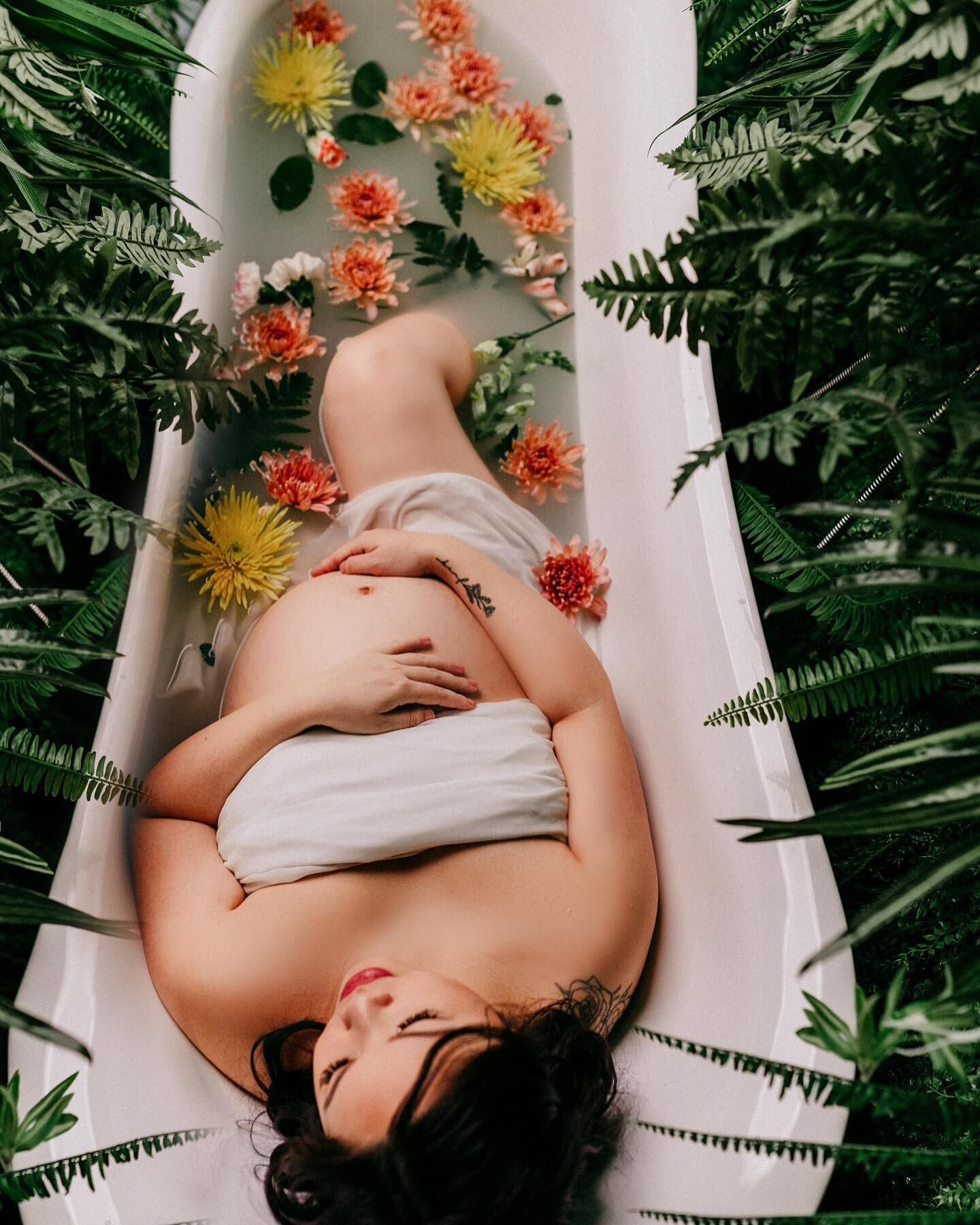 Milk / flower bath for maternity session 🥰🌸 this session was super fun 
 Shot at @may11studiowpg