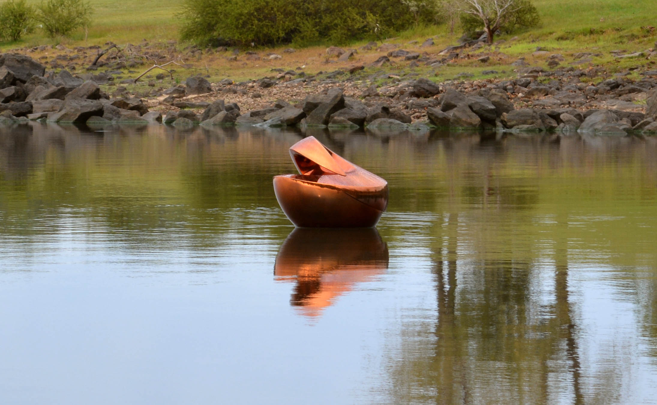  Esculturas flotante, &nbsp;floating &nbsp;sculptures, escultura moderna, modern sculpture, escultura minimalista, minimalist sculpture, esculturas que flotan como un barco en el agua, esculturas suspendidas sobre el agua, esculturas aéreas colgantes