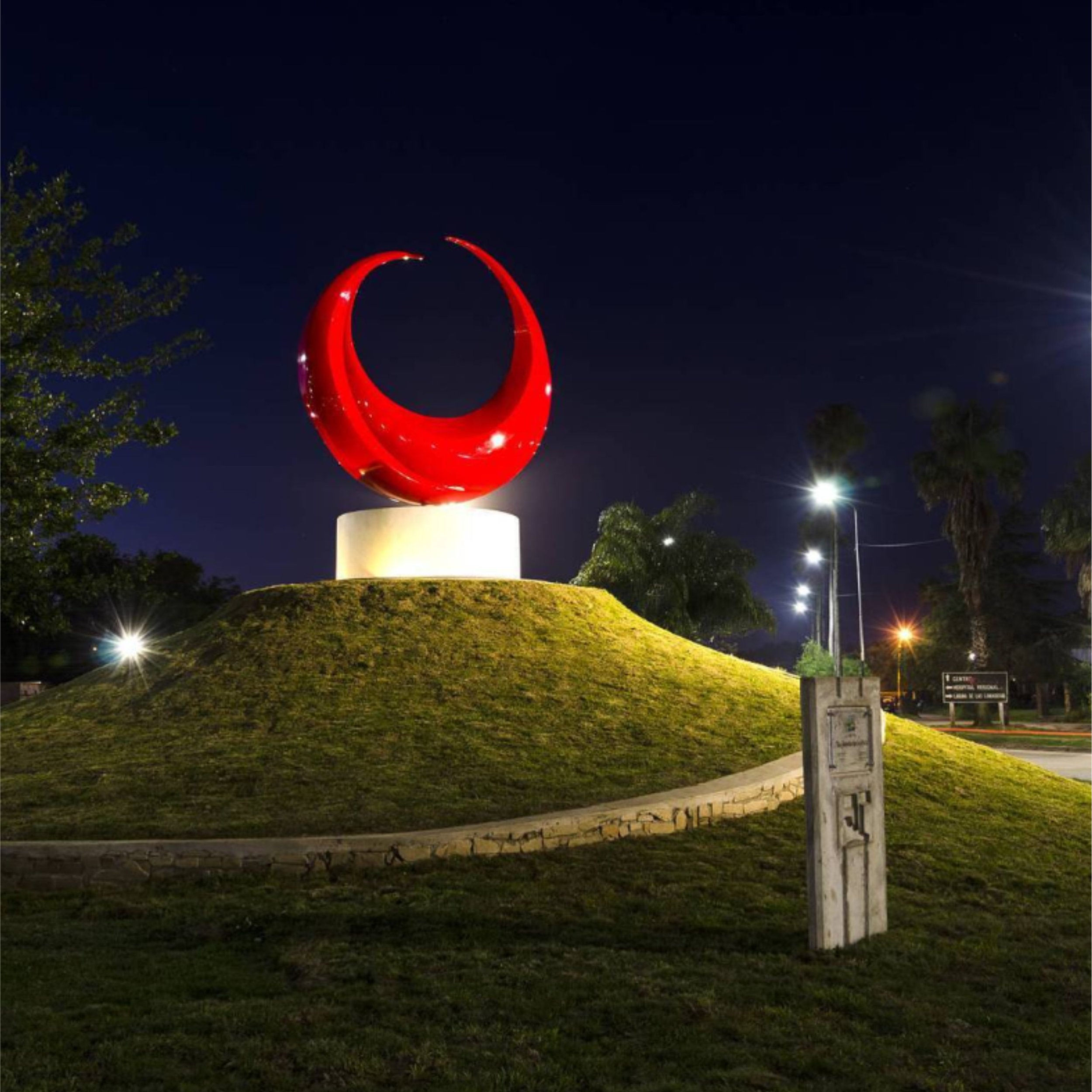 Esculturas modernas, minimalistas, futuristas del escultor uruguayo Mauro Arbiza que son flotantes, aéreas colgantes o de pared