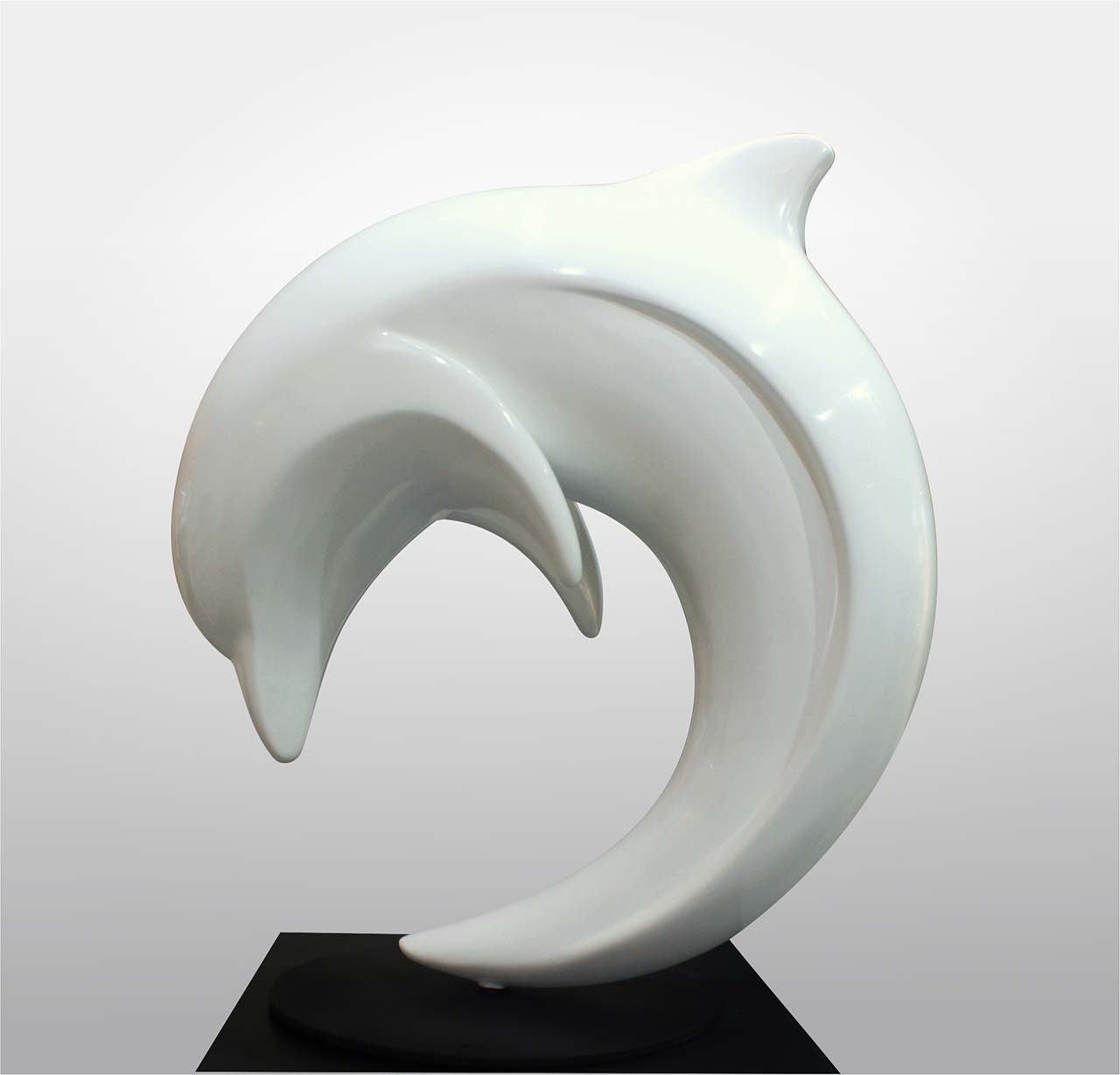 Esculturas modernas, minimalistas, futuristas del escultor uruguayo Mauro Arbiza que son flotantes, aéreas colgantes o de pared