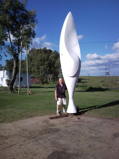 Esculturas modernas, minimalistas, futuristas del escultor uruguayo Mauro Arbiza que son flotantes, aéreas colgantes o de pared