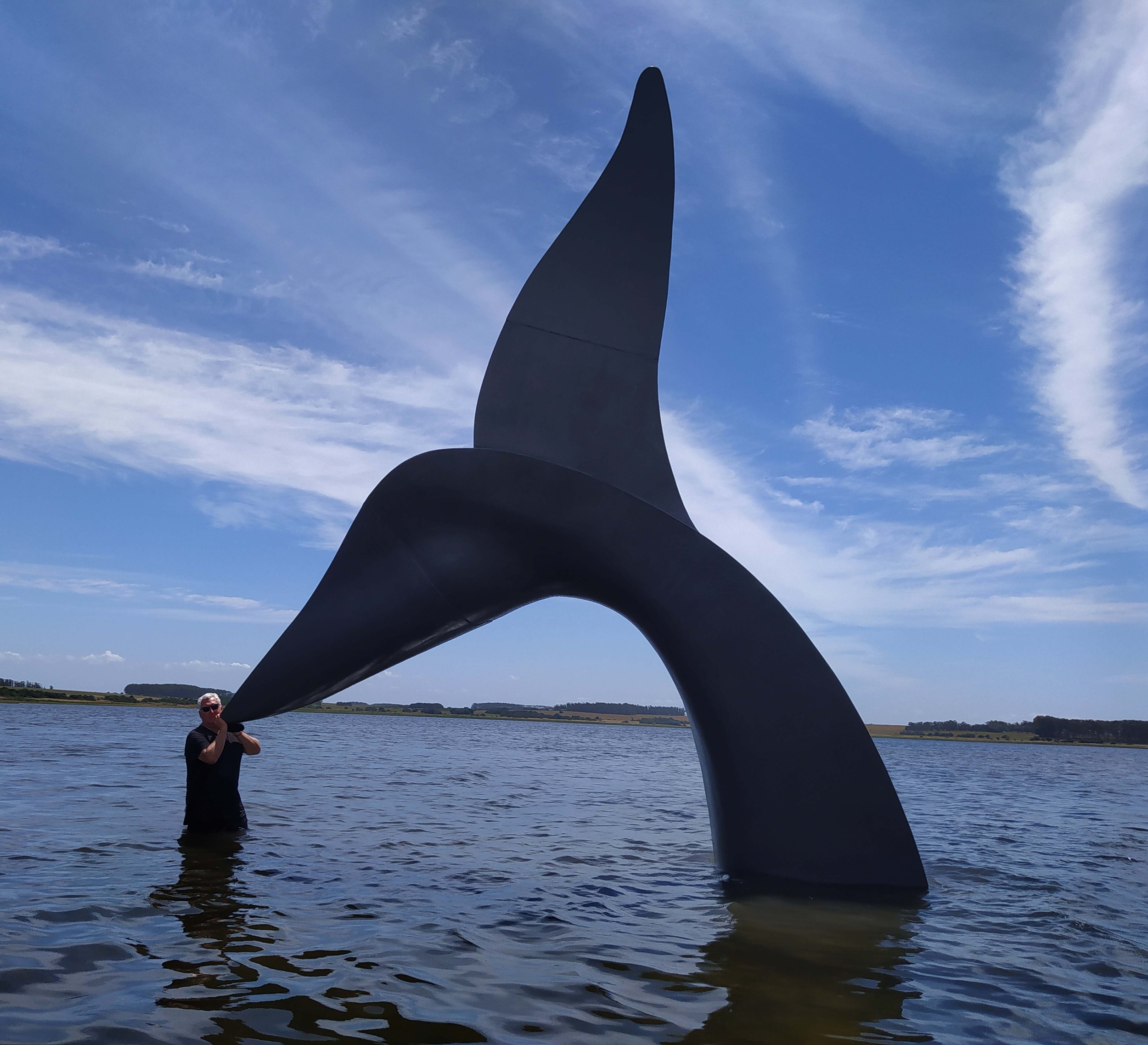 Esculturas modernas, minimalistas, futuristas del escultor uruguayo Mauro Arbiza que son flotantes, aéreas colgantes o de pared