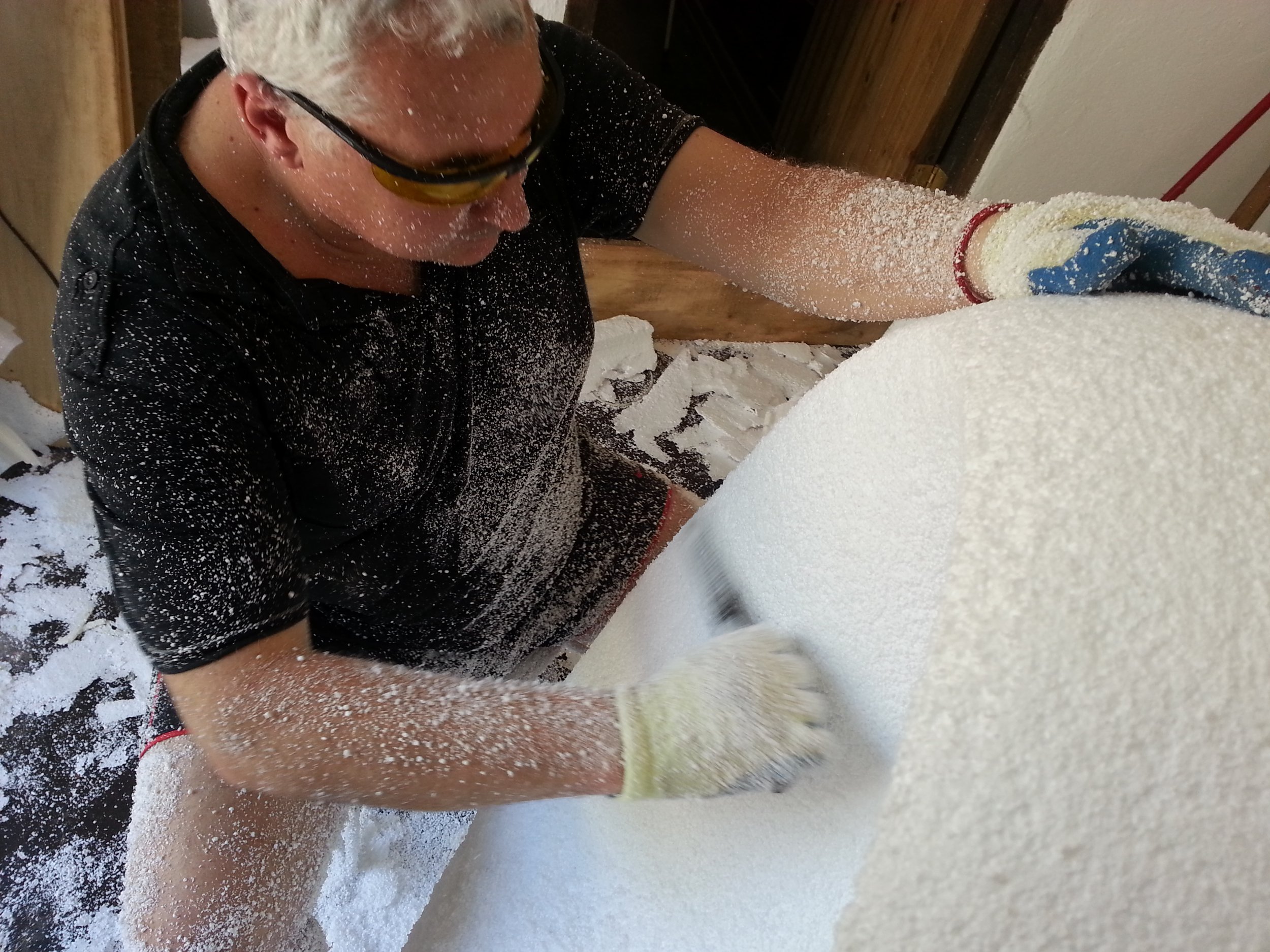 El escultor uruguayo Mauro Arbiza trabajando en sus esculturas Monumentales flotantes, aéreas, en sus esculturas minimalistas