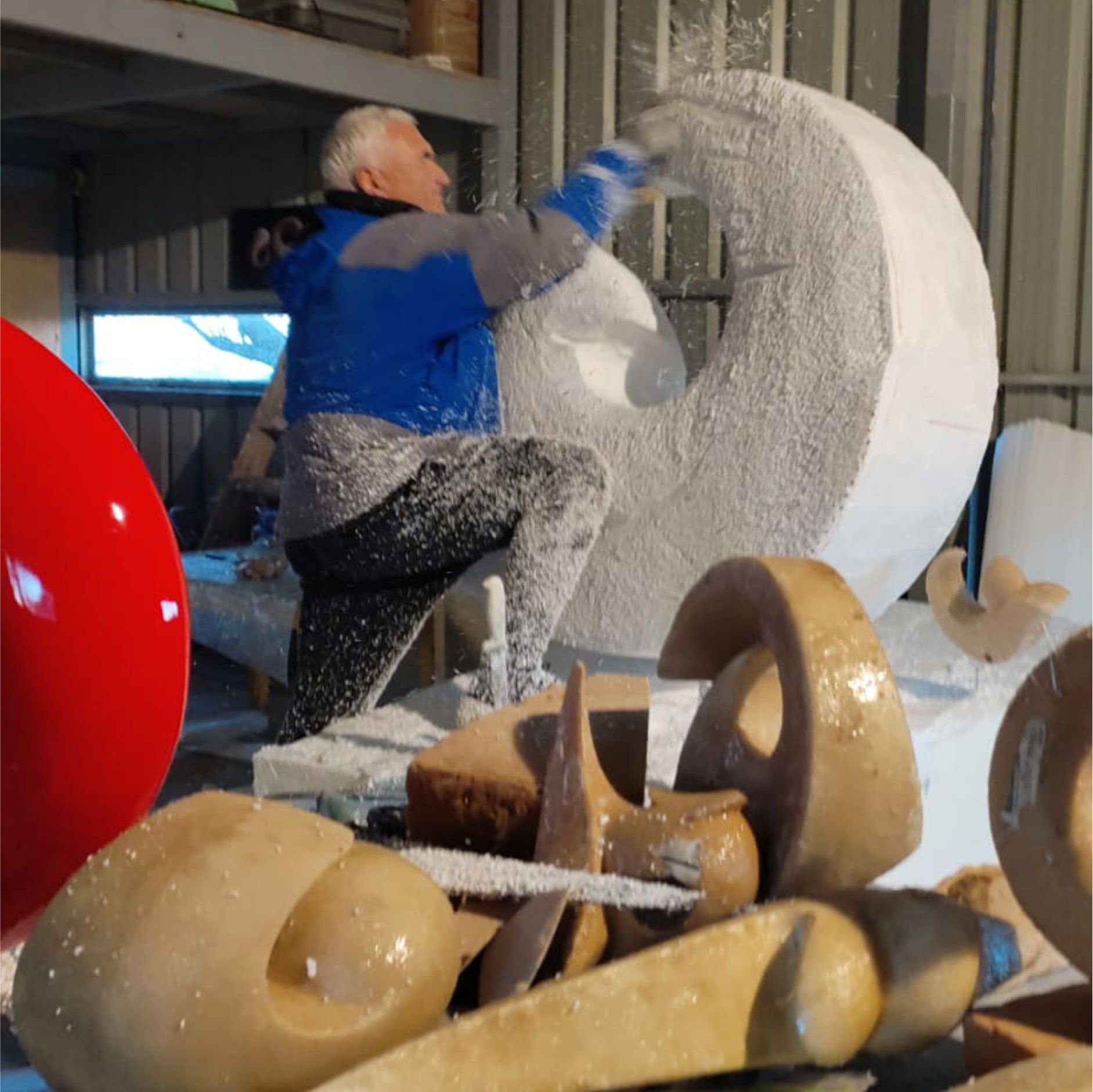 El escultor uruguayo Mauro Arbiza trabajando en sus esculturas Monumentales flotantes, aéreas, en sus esculturas minimalistas