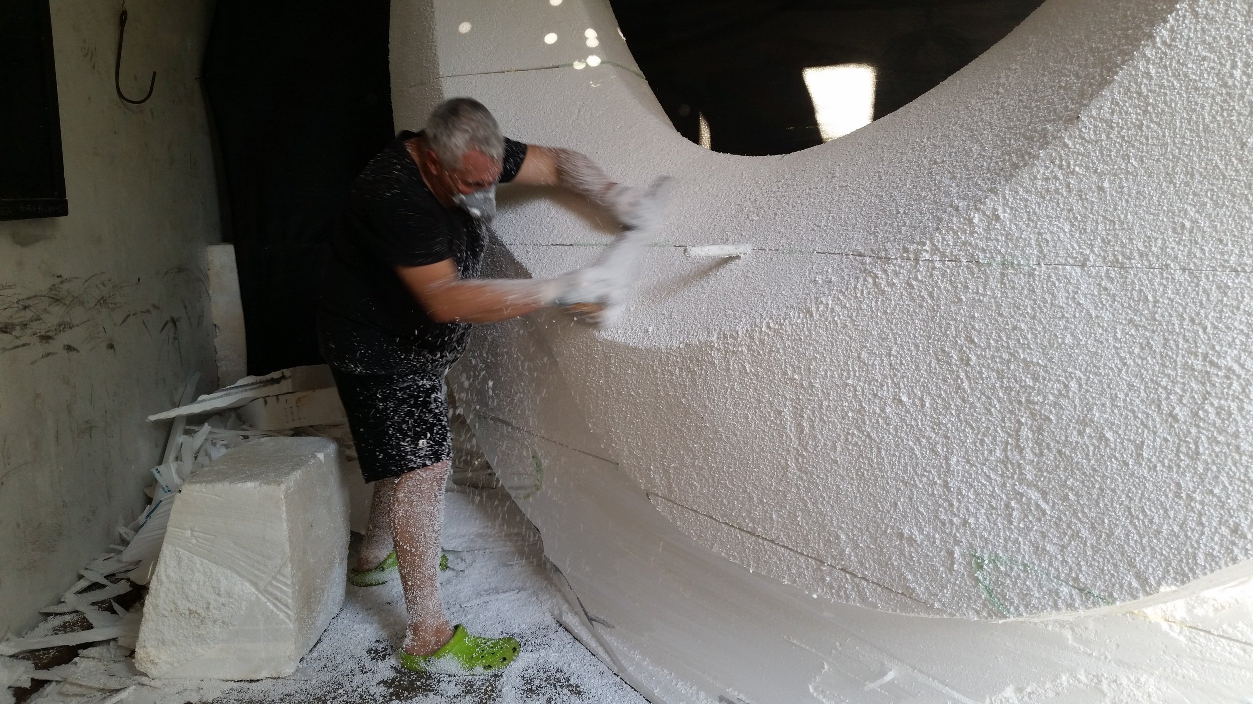 El escultor uruguayo Mauro Arbiza trabajando en sus esculturas Monumentales flotantes, aéreas, en sus esculturas minimalistas