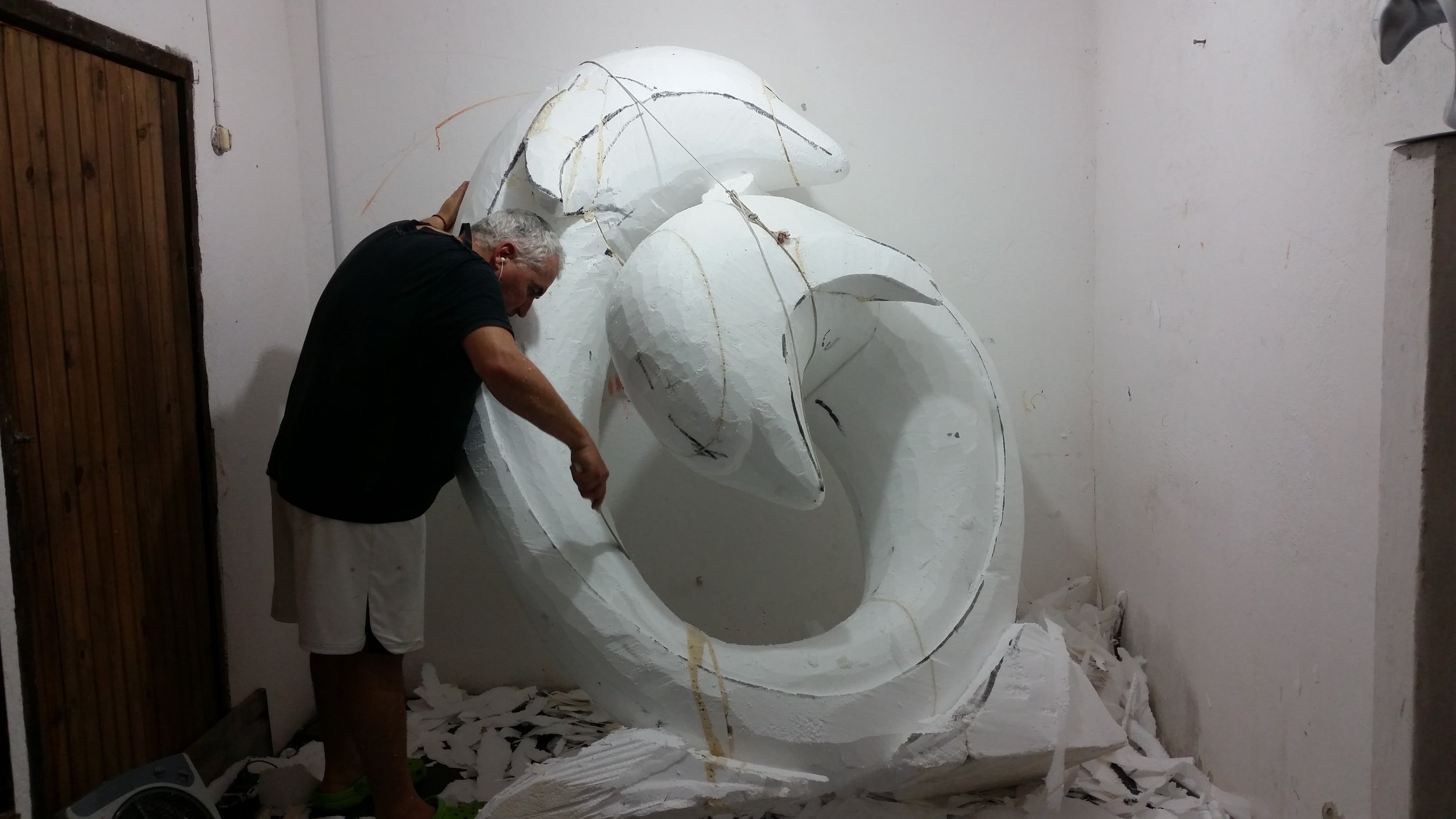 El escultor uruguayo Mauro Arbiza trabajando en sus esculturas Monumentales flotantes, aéreas, en sus esculturas minimalistas