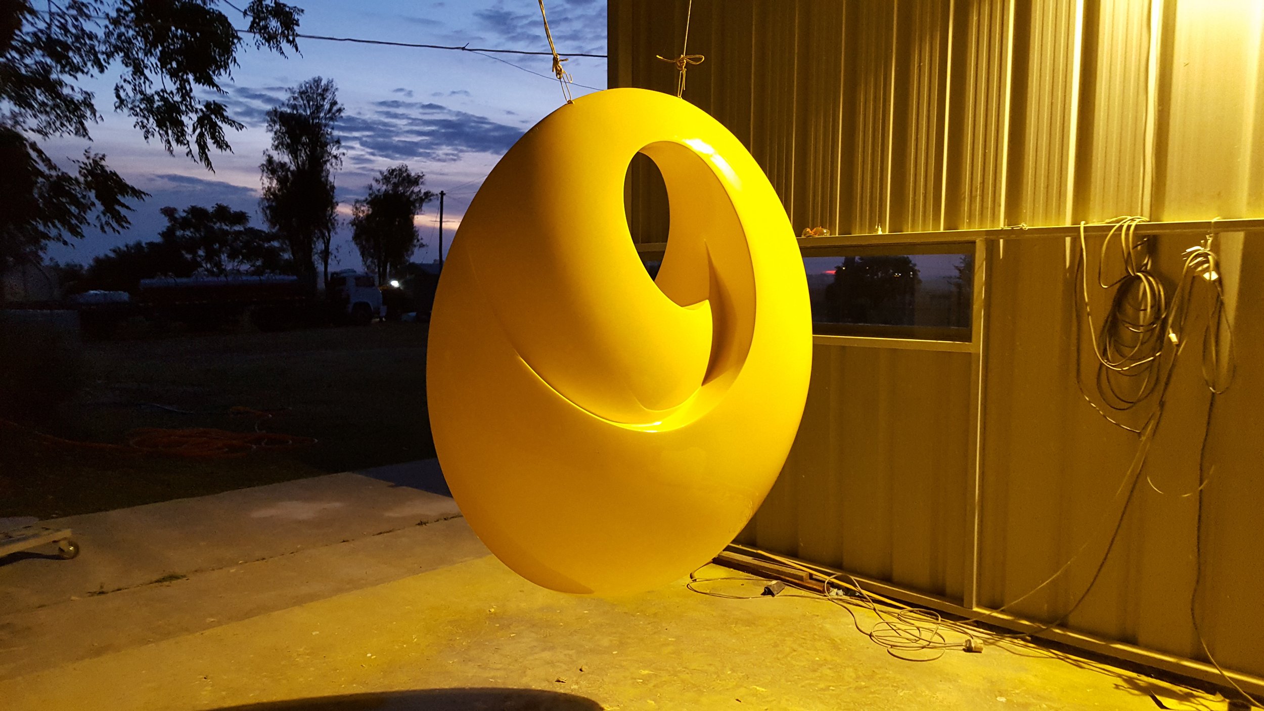 El escultor uruguayo Mauro Arbiza trabajando en sus esculturas Monumentales flotantes, aéreas, en sus esculturas minimalistas futuristas