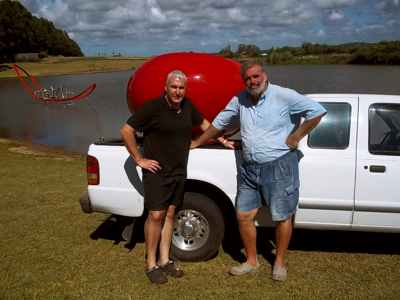 Los escultores Mauro Arbiza y Pablo Atchugarry del Museo MACA cuando Arbiza instalo la escultura flotante en el lago del MACA