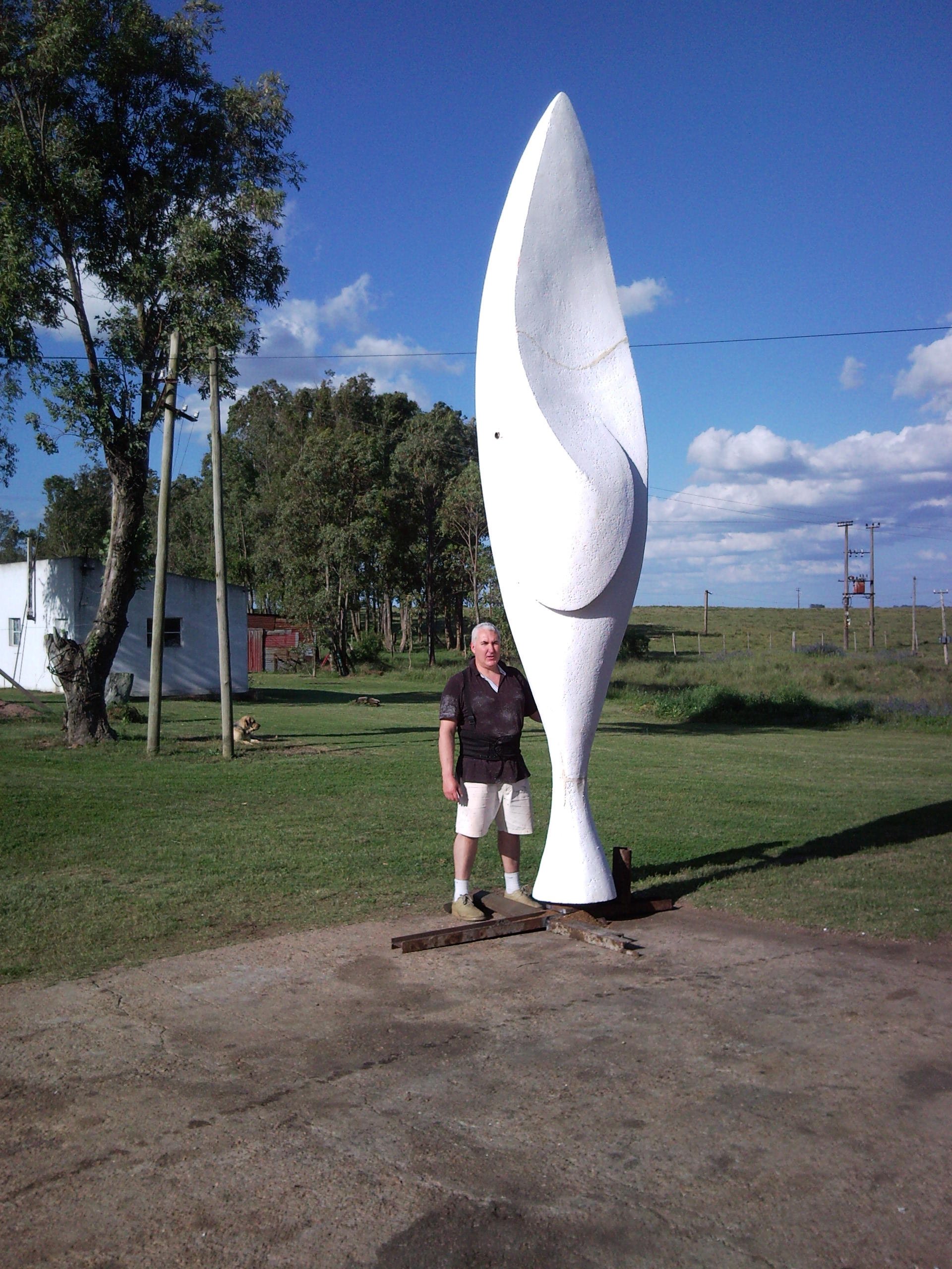 El escultor uruguayo Mauro Arbiza trabajando en sus esculturas Monumentales flotantes, aéreas, en sus esculturas minimalistas