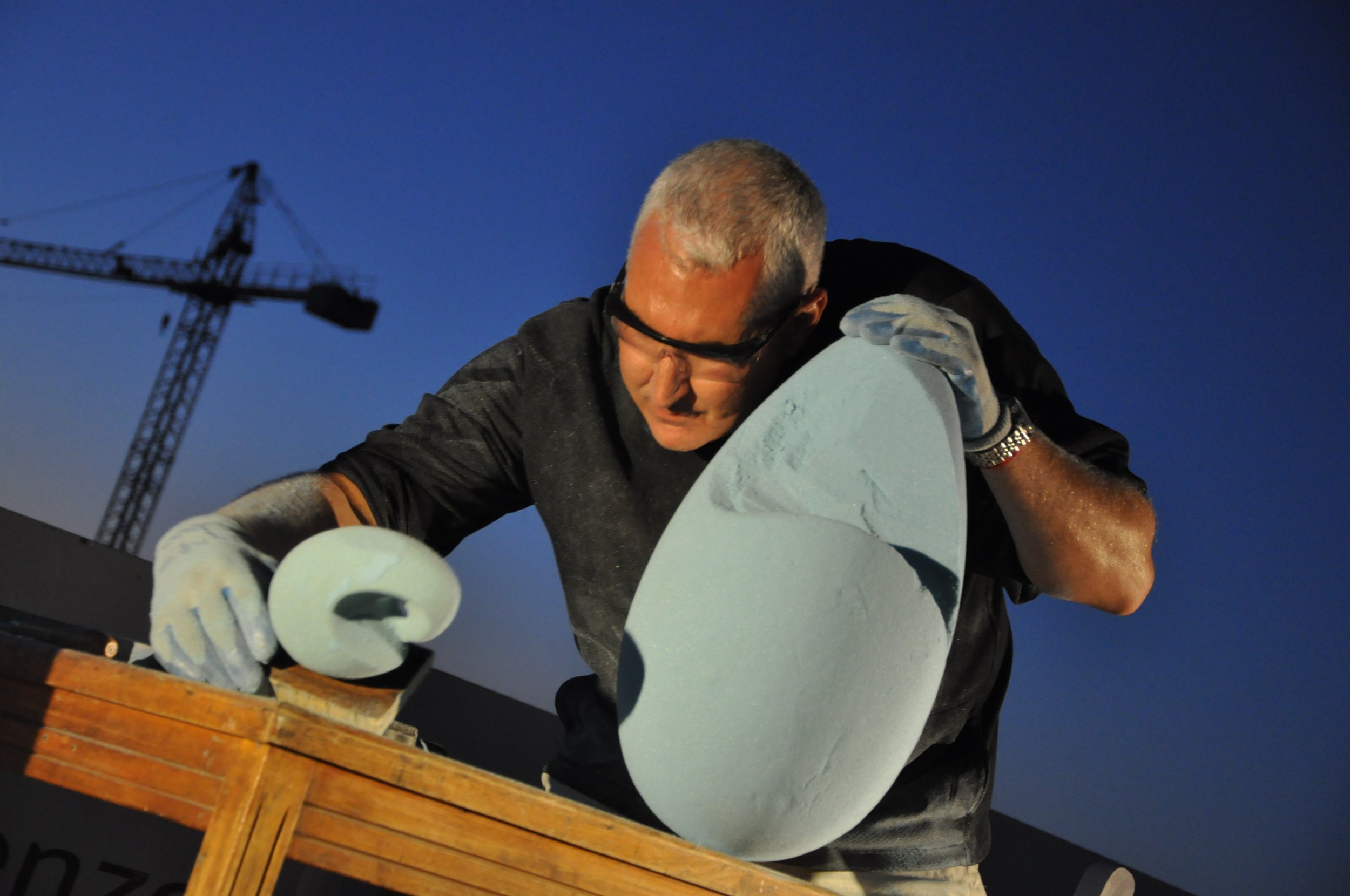 El escultor uruguayo Mauro Arbiza trabajando en sus esculturas Monumentales flotantes, aéreas, en sus esculturas minimalistas futuristas