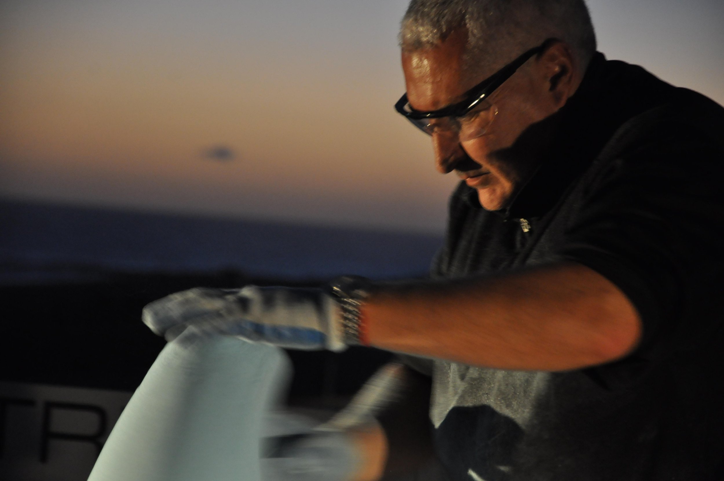 El escultor uruguayo Mauro Arbiza trabajando en sus esculturas Monumentales flotantes, aéreas, en sus esculturas minimalistas futuristas