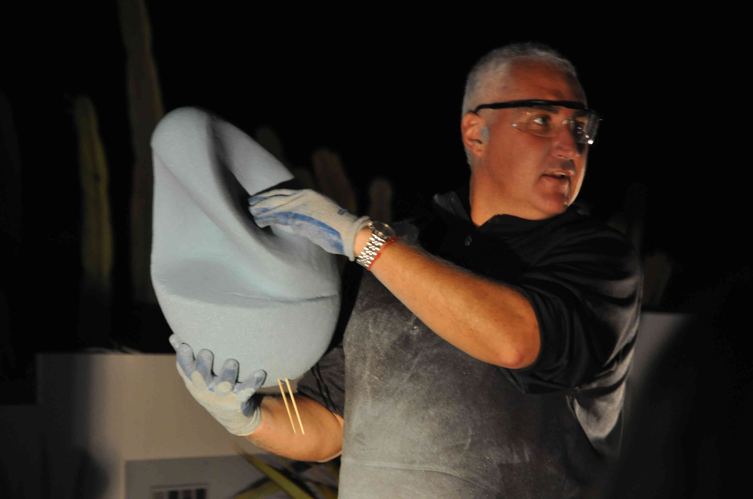 El escultor uruguayo Mauro Arbiza trabajando en sus esculturas Monumentales flotantes, aéreas, en sus esculturas minimalistas futuristas