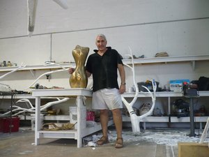 El escultor uruguayo Mauro Arbiza trabajando en sus esculturas Monumentales flotantes, aéreas, en sus esculturas minimalistas futuristas