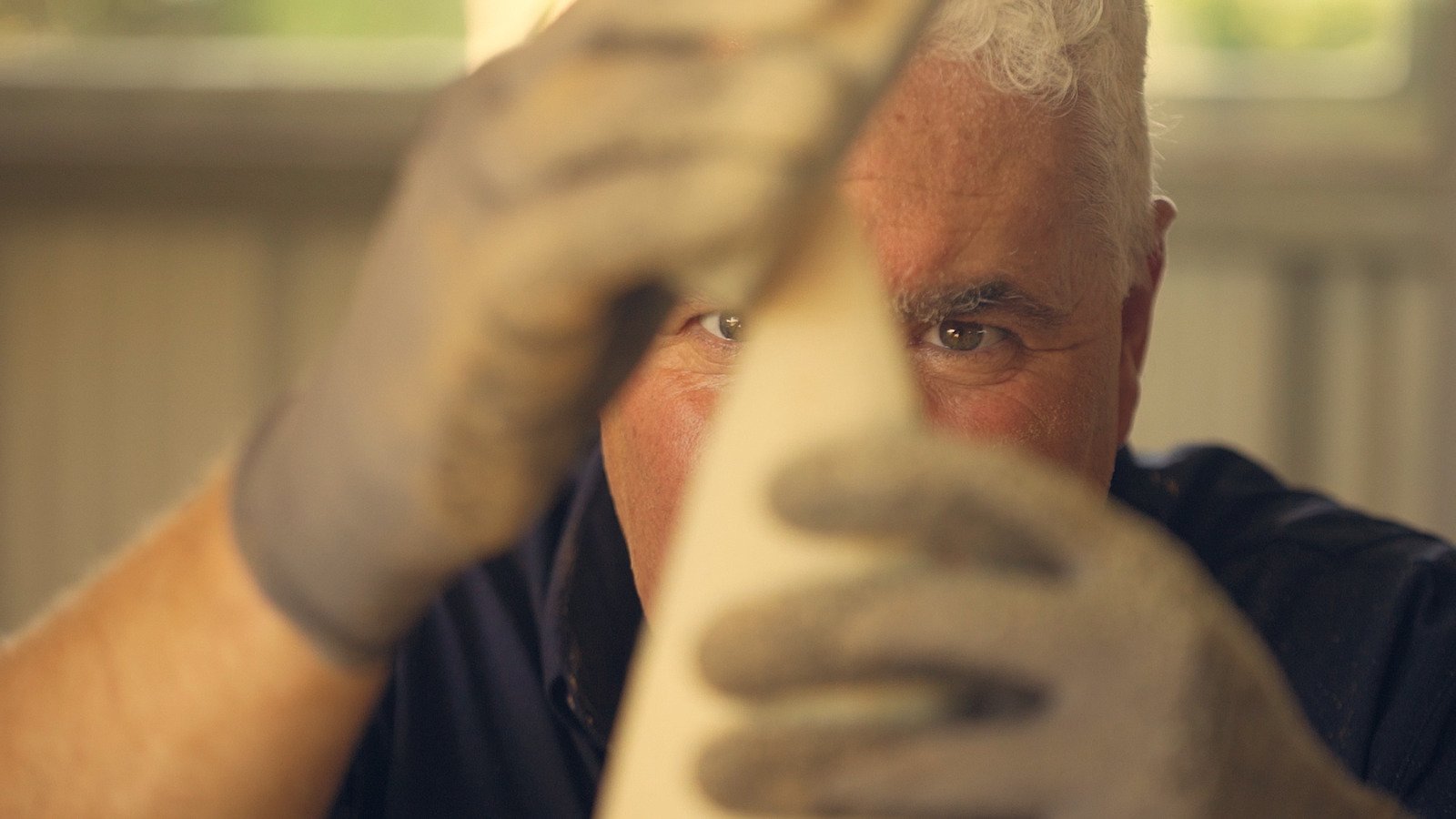 El escultor uruguayo Mauro Arbiza trabajando en sus esculturas Monumentales flotantes, aéreas, en sus esculturas minimalistas futuristas