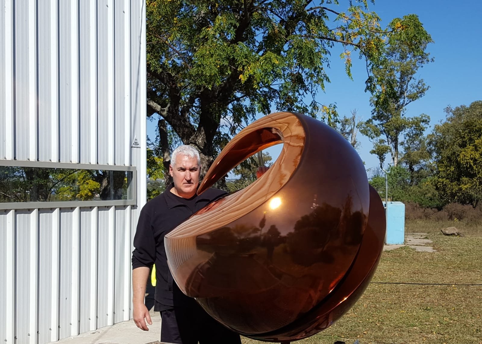 El escultor uruguayo Mauro Arbiza trabajando en sus esculturas Monumentales flotantes, aéreas, en sus esculturas minimalistas futuristas