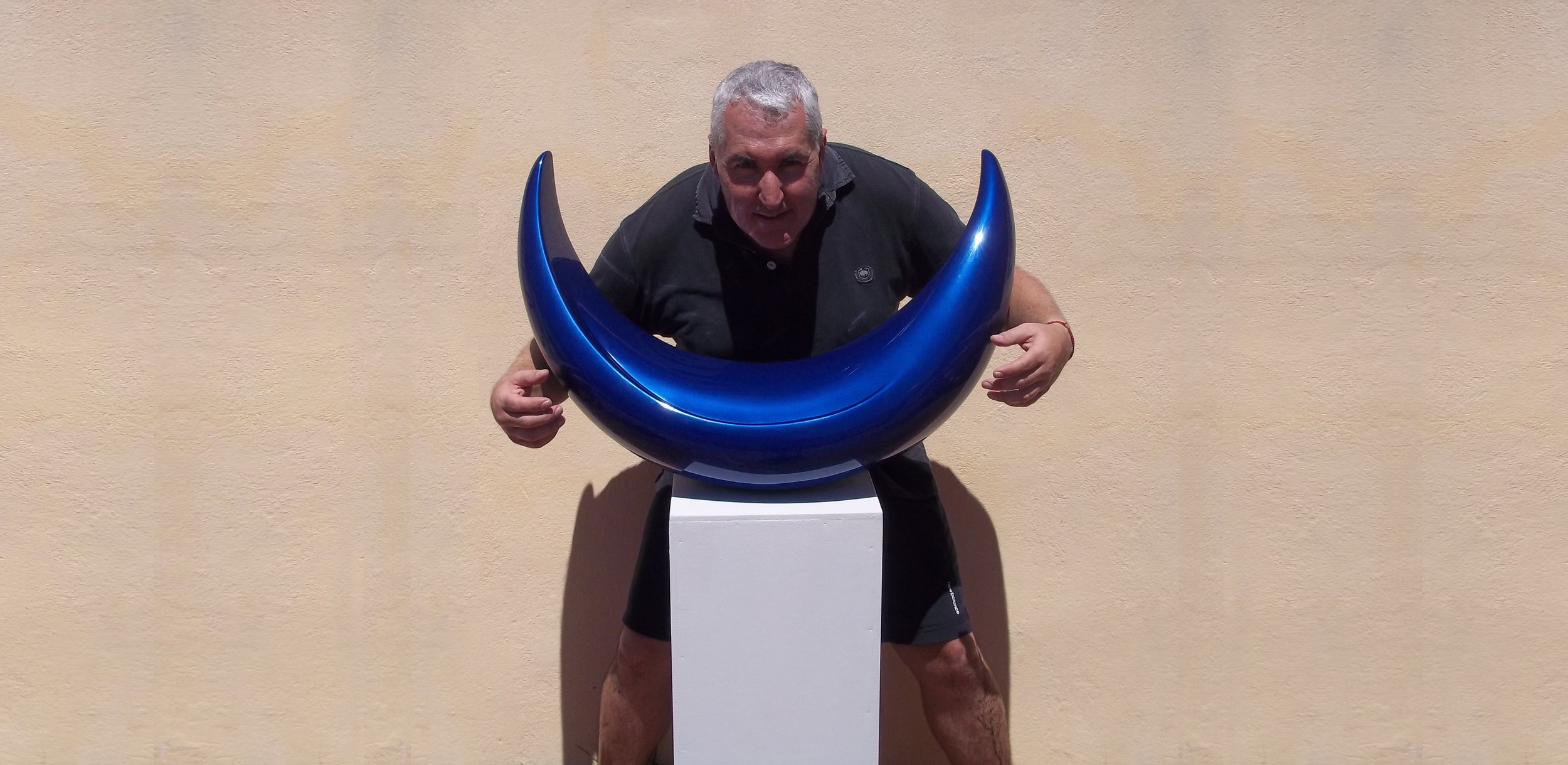 El escultor uruguayo Mauro Arbiza trabajando en sus esculturas Monumentales flotantes, aéreas, en sus esculturas minimalistas futuristas