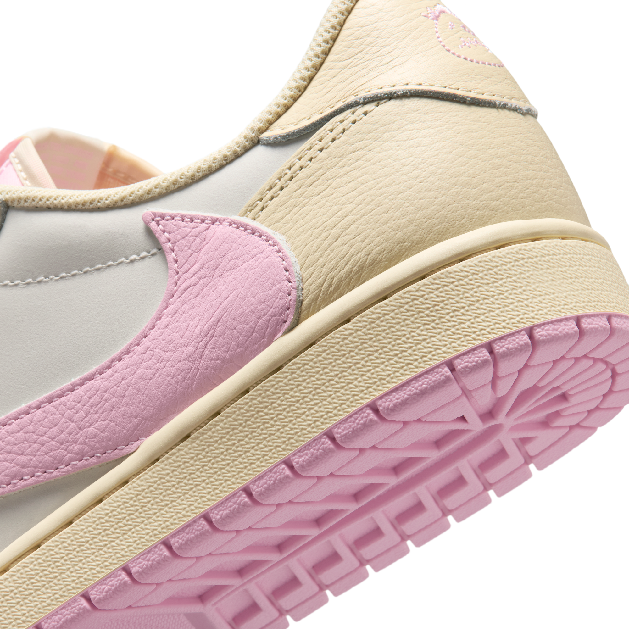 air-jordan-1-low-x-travis-scott-shoes-mJdLp7ad-4.png