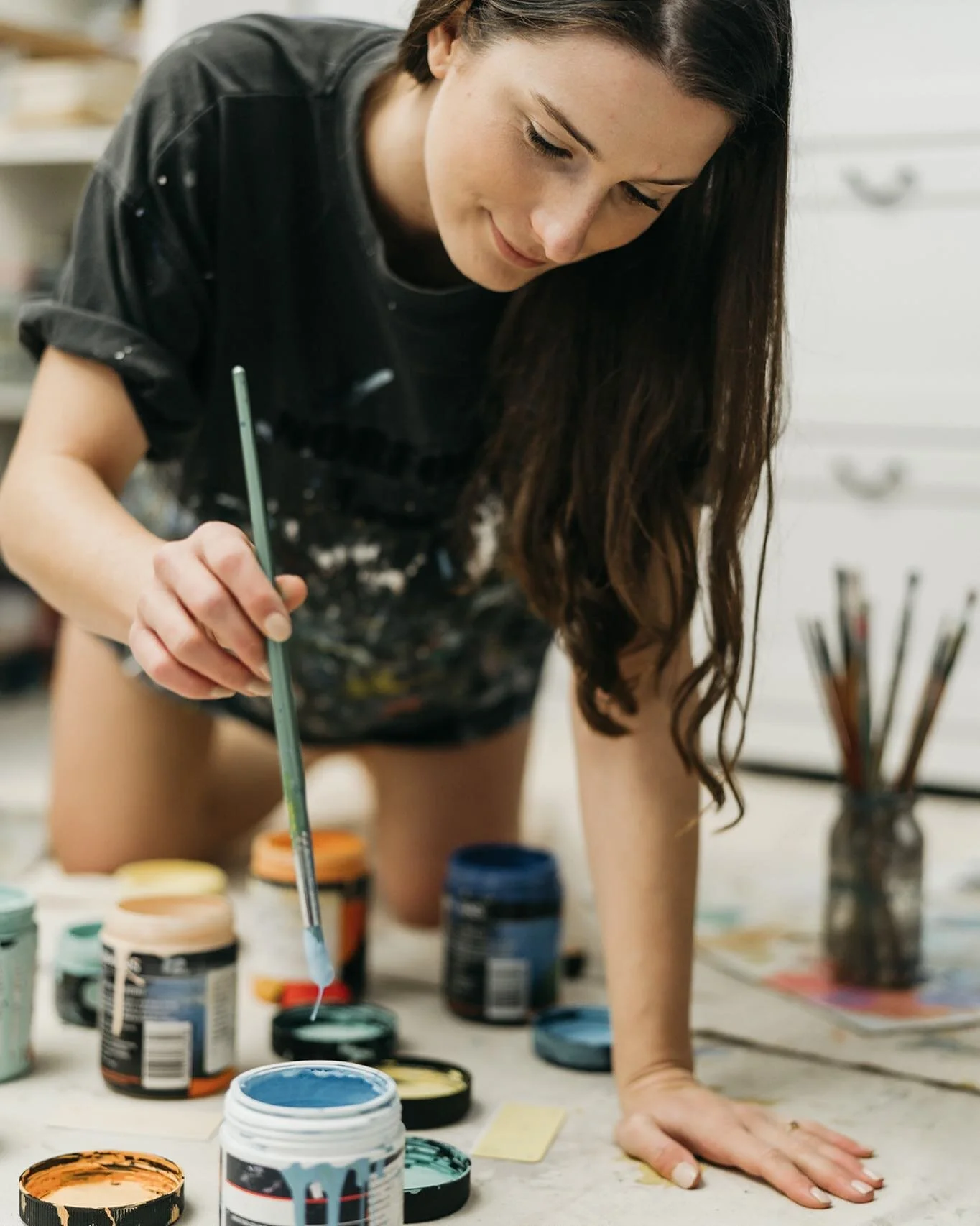 One of my big passions is how much a big painting or mural can transform a space. I've been loving even more colour in my life instructing at @pinotandpicassorousehill + @pinotandpicassocastlehill (the sessions are SO fun, definitely recommend for a 