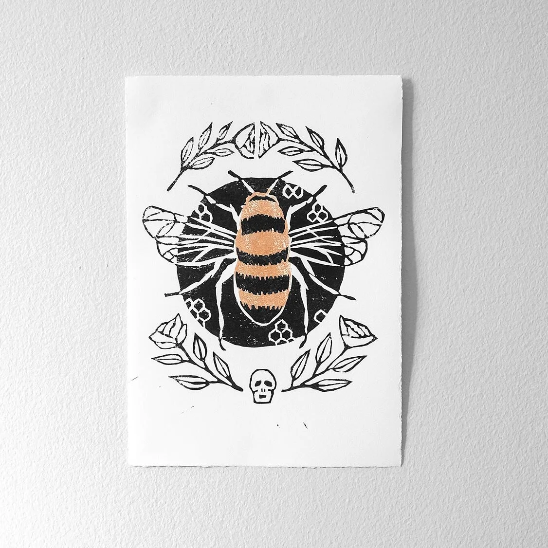 My little rose gold bee sitting pretty. I only made a few of these so there are only 4 left! I mainly posted this so I could show the copper ink in the sunshine (swipe to see) 🐝☺️