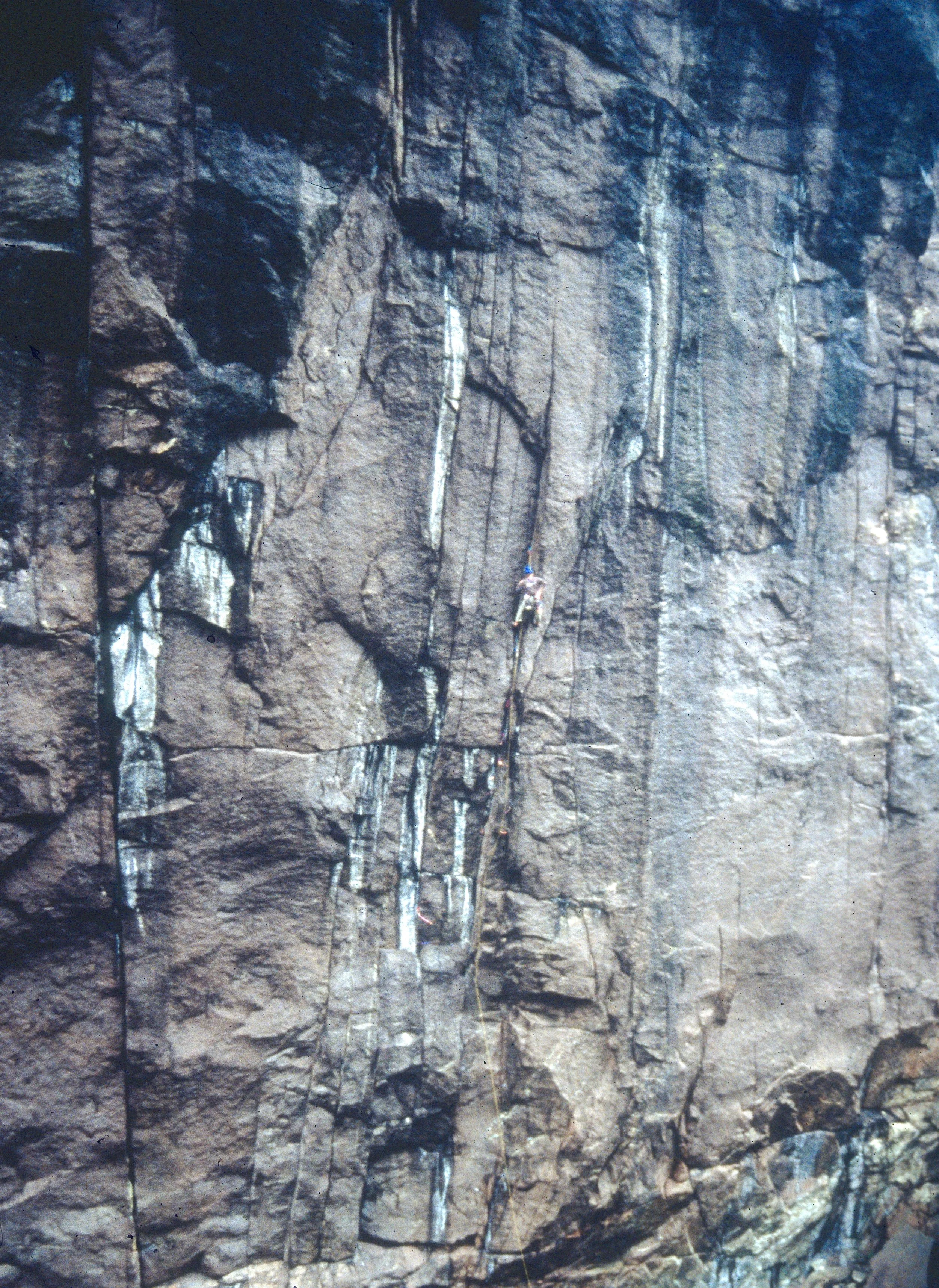 Leo Houlding on the crux pitch of Firefox E7, Jossingfjord in 1998. Photo: Andy Cave