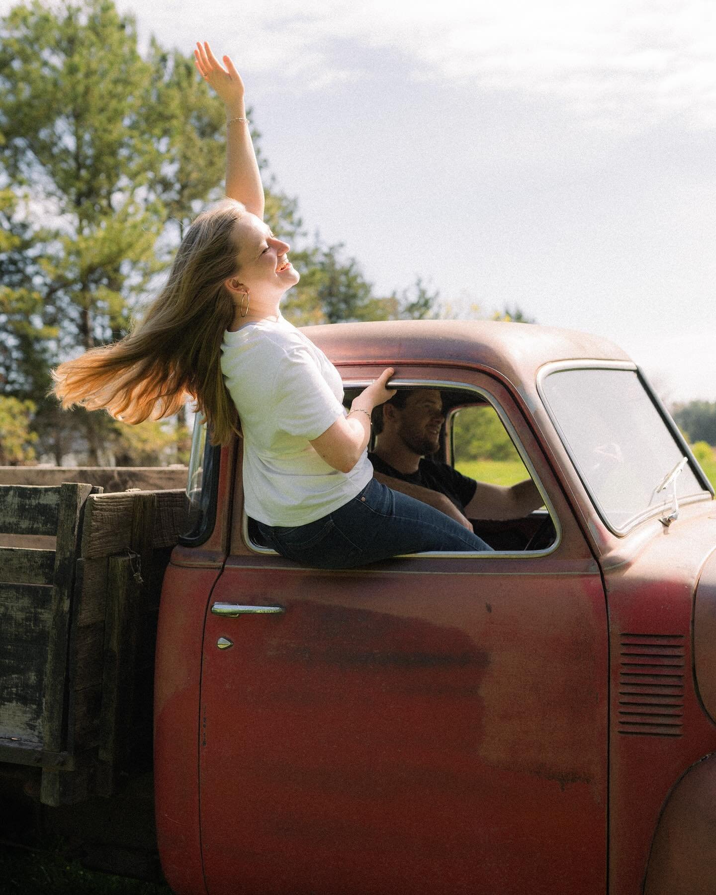 Engagement photos with @cass_logan, in her grandpas old truck&hellip; 🥹🩷 What a dream session with these two! We had SO MUCH fun, and I absolutely can&rsquo;t wait for the wedding day!!🫶🏼☀️