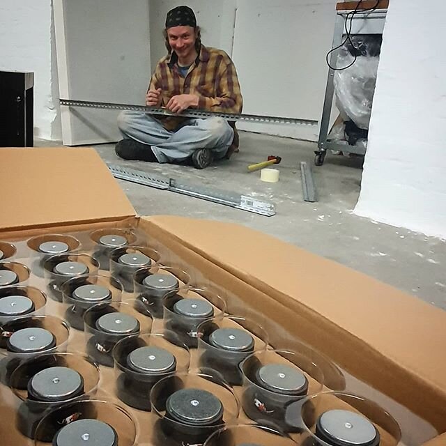 Hello hive mind, we need your help! Someone just gave us a box with 84 mini speakers/tweeters! 😅🥳 We have no clue what to build with them yet, but D-rat is very excited. Do you have any fun ideas? 🤓