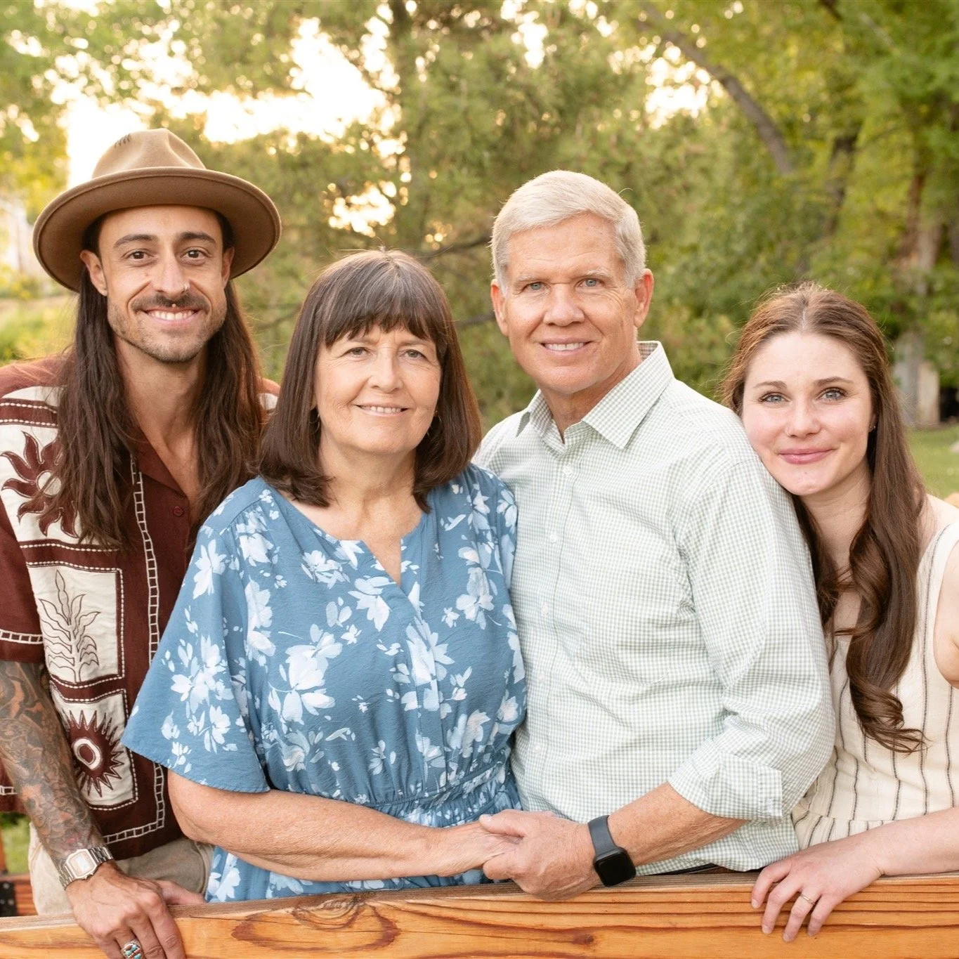 True golden hour sunlight for a great family! #goldenhour☀️ #familyphotography #foreverlastingimage