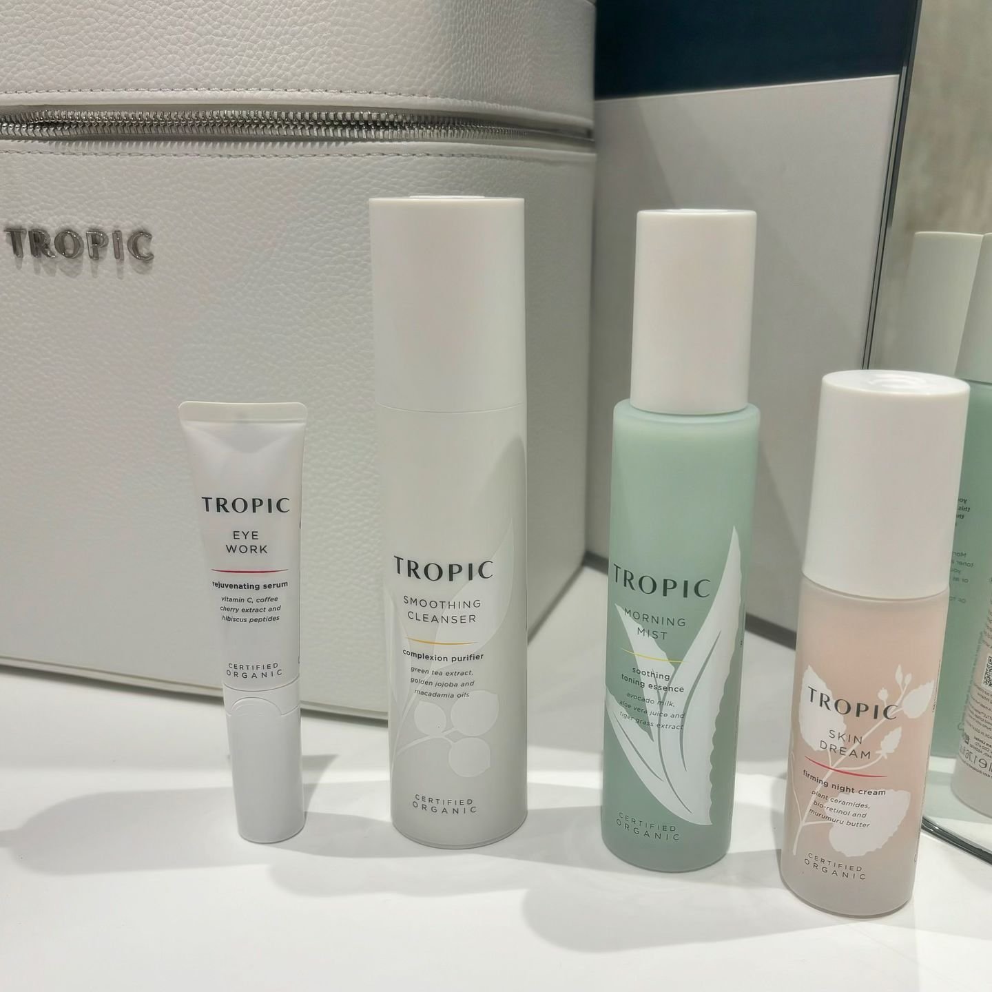 EVENING SKINCARE ROUTINE ✨

I&rsquo;ve been using these four Tropic products on repeat for the last few weeks and I&rsquo;m loving the results so far! Here&rsquo;s how I use them&hellip;

1️⃣ Smoothing Cleanser - I take a couple of pumps of this and 