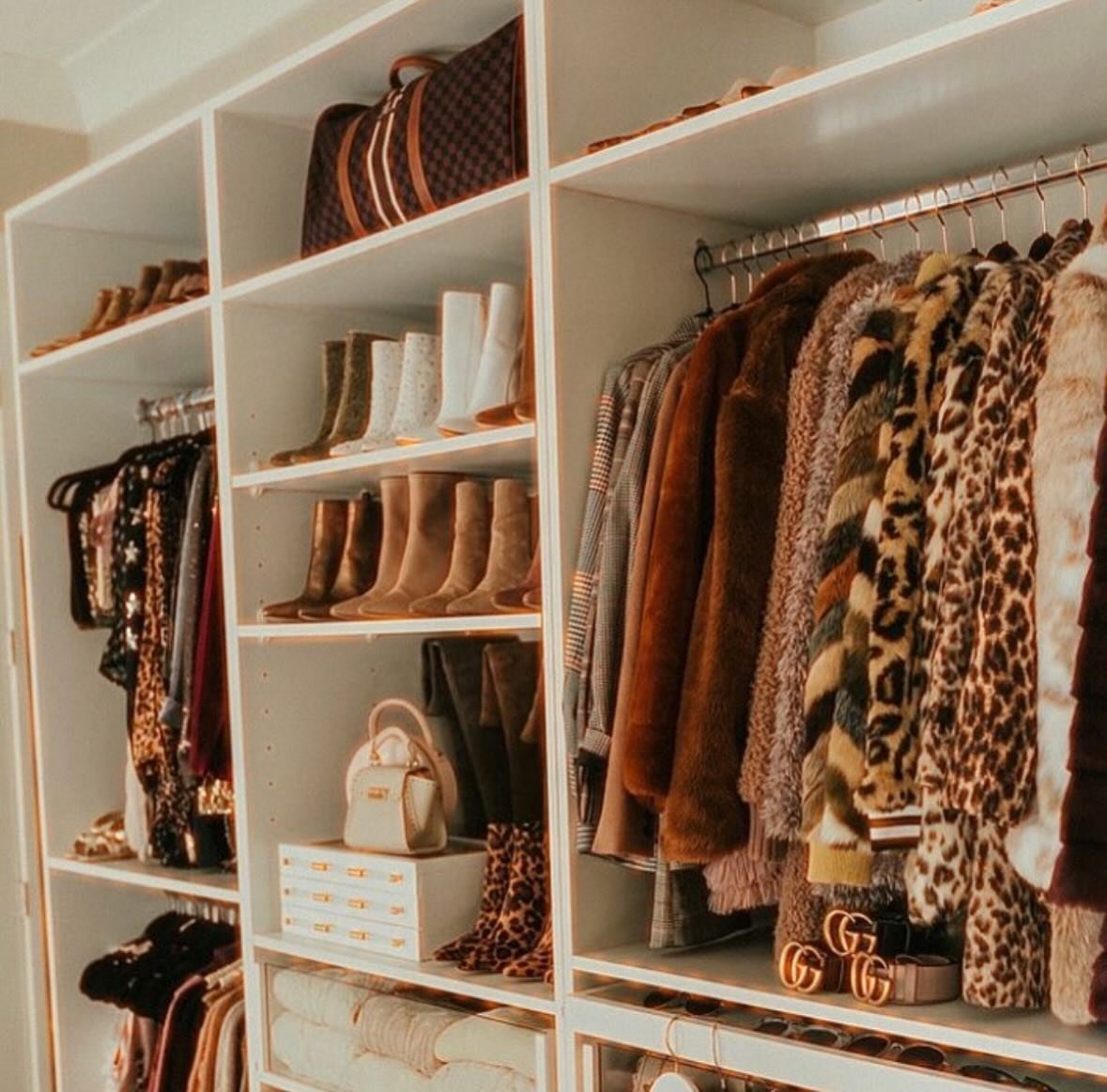 Are you ready to switch out your Spring Summer wardrobe ready for all your cosy Autumn Winter styles? 🍂 If your wardrobe needs some much needed decluttering and organisation for the season ahead, get in touch and I can get you booked in! ❤️