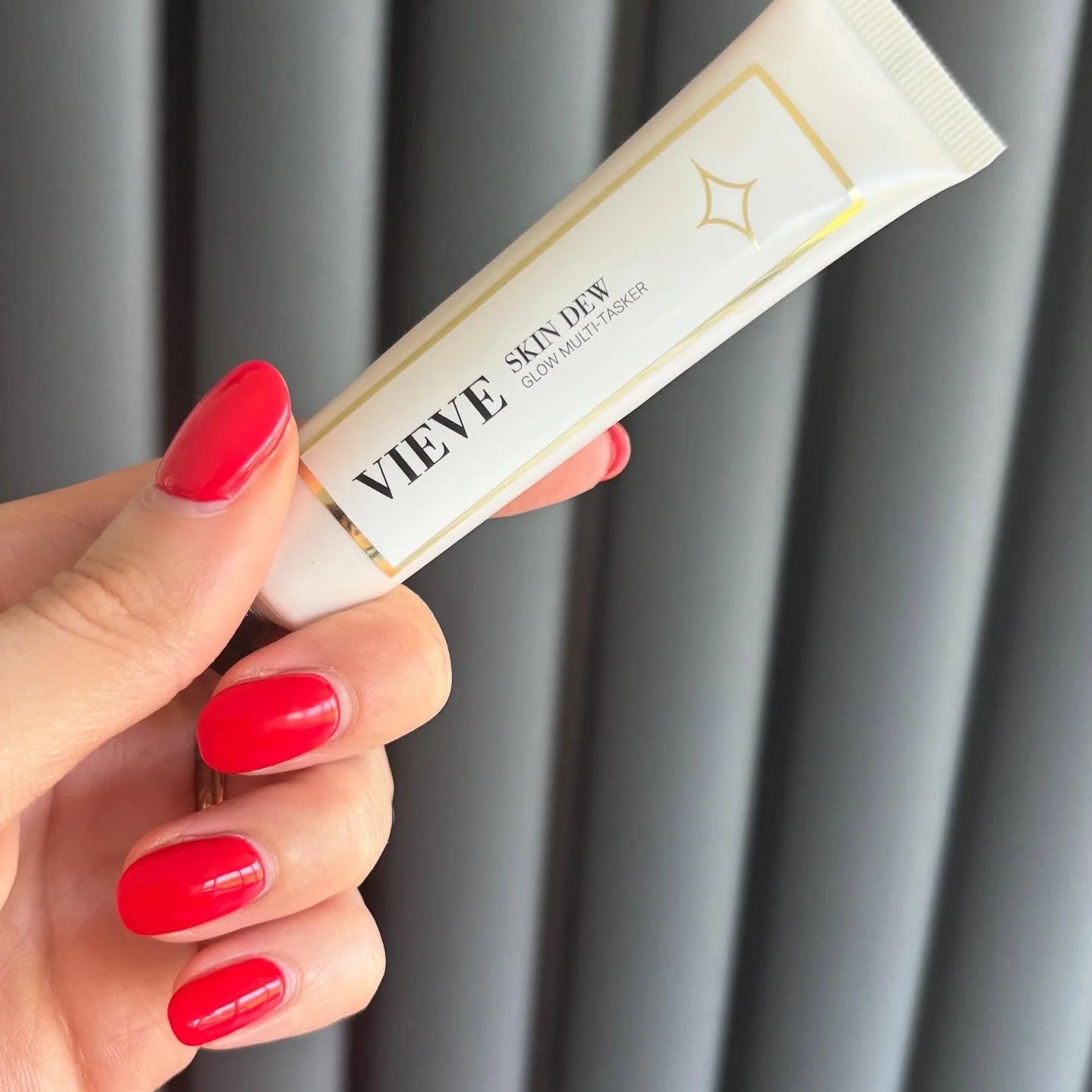 A little beauty recommendation from me 💋 If you love glowing skin, the @vieve Skin Dew is amazing! ✨ I&rsquo;ve been mixing a small amount with my moisturiser and it&rsquo;s amazing under foundation too. It gives the most amazing glow and a little g