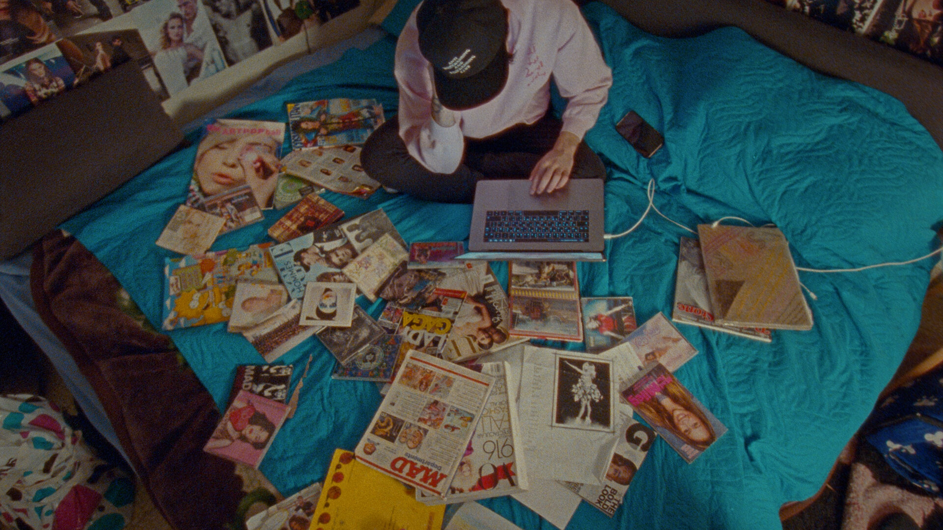 We Are Online: Laptop Shorts Multi-bill