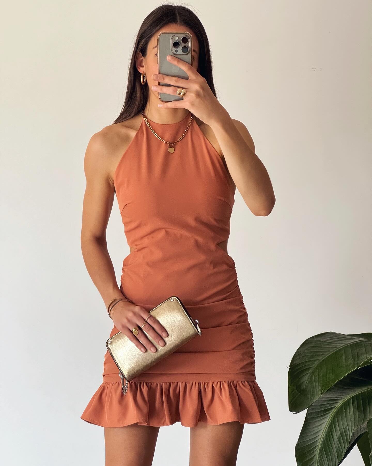 Terracotta ou noir 🧡 🖤 ? J&rsquo;ai un cruuuush pour cette robe, elle sera disponible lundi 22/04 &agrave; 19h 🫶

.
.
.
.
#newcollection #eshopmode #shopmycloset #robemariage #boutiqueenligne #weedingdress #smallbusiness #invit&eacute;mariage #sui