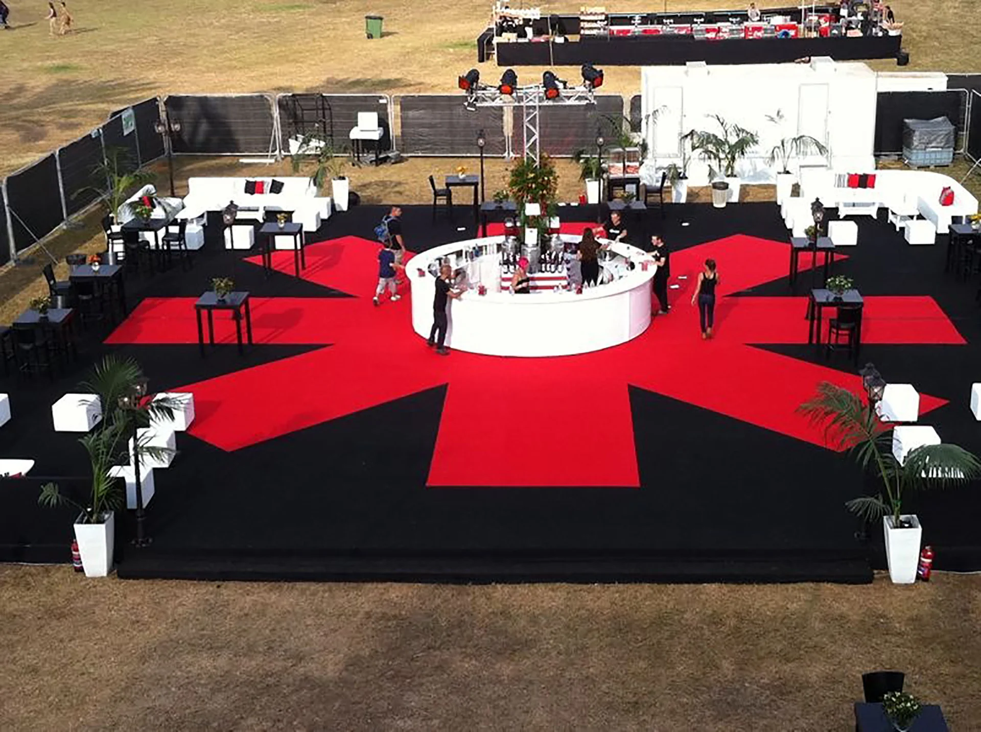  Show Production: Shuki Weiss Design: Tami Zehavi 