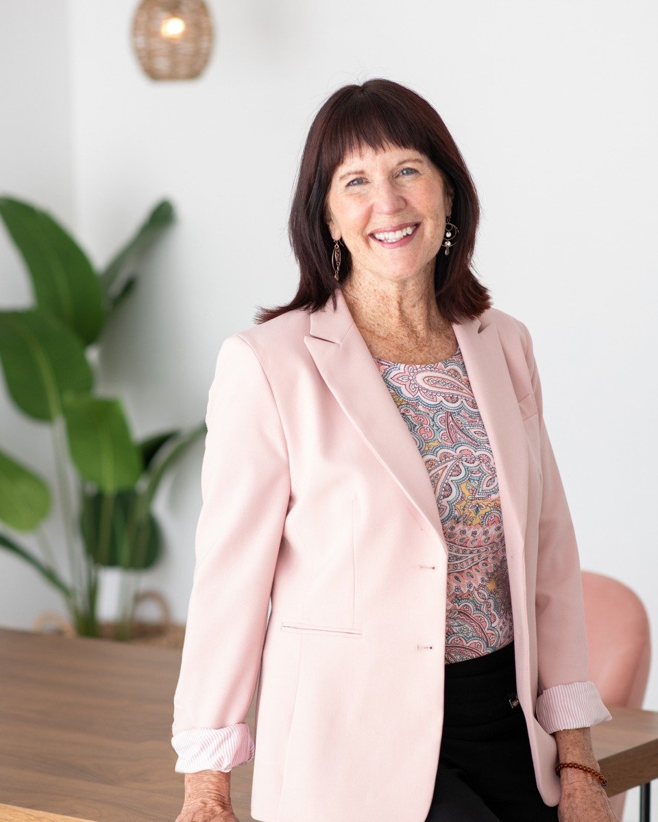 A clear, professional, and well-lit headshot immediately signals confidence, reliability, and expertise.

What doesn&rsquo;t work: ❌ A blurry selfie, a cropped group photo, or an outdated image.
What does work: ✅ A headshot that aligns with your indu